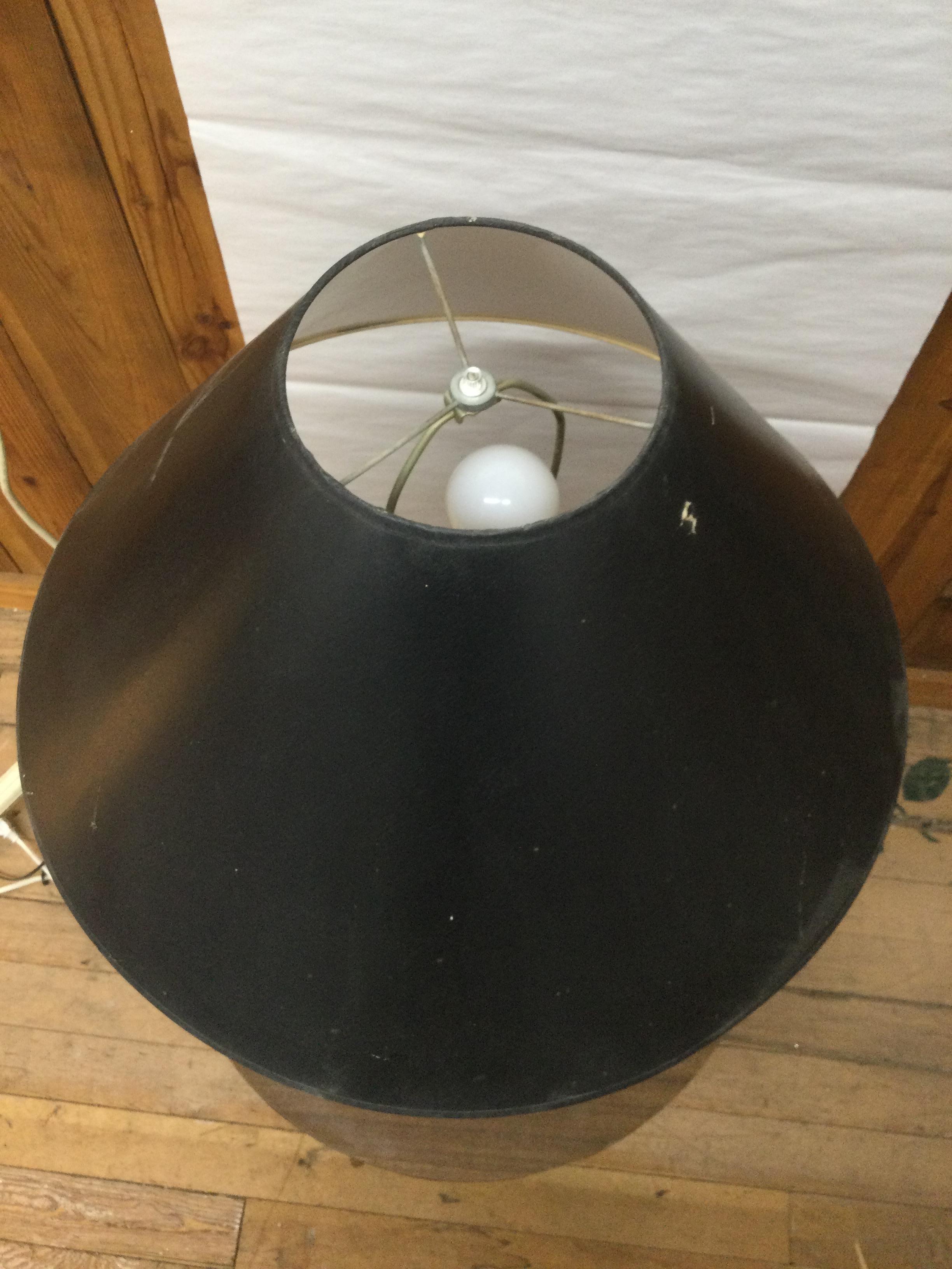Lampada da tavolo postmoderna in ceramica nera con finitura iridescente e paralume Coolie In condizioni buone in vendita a Freehold, NJ