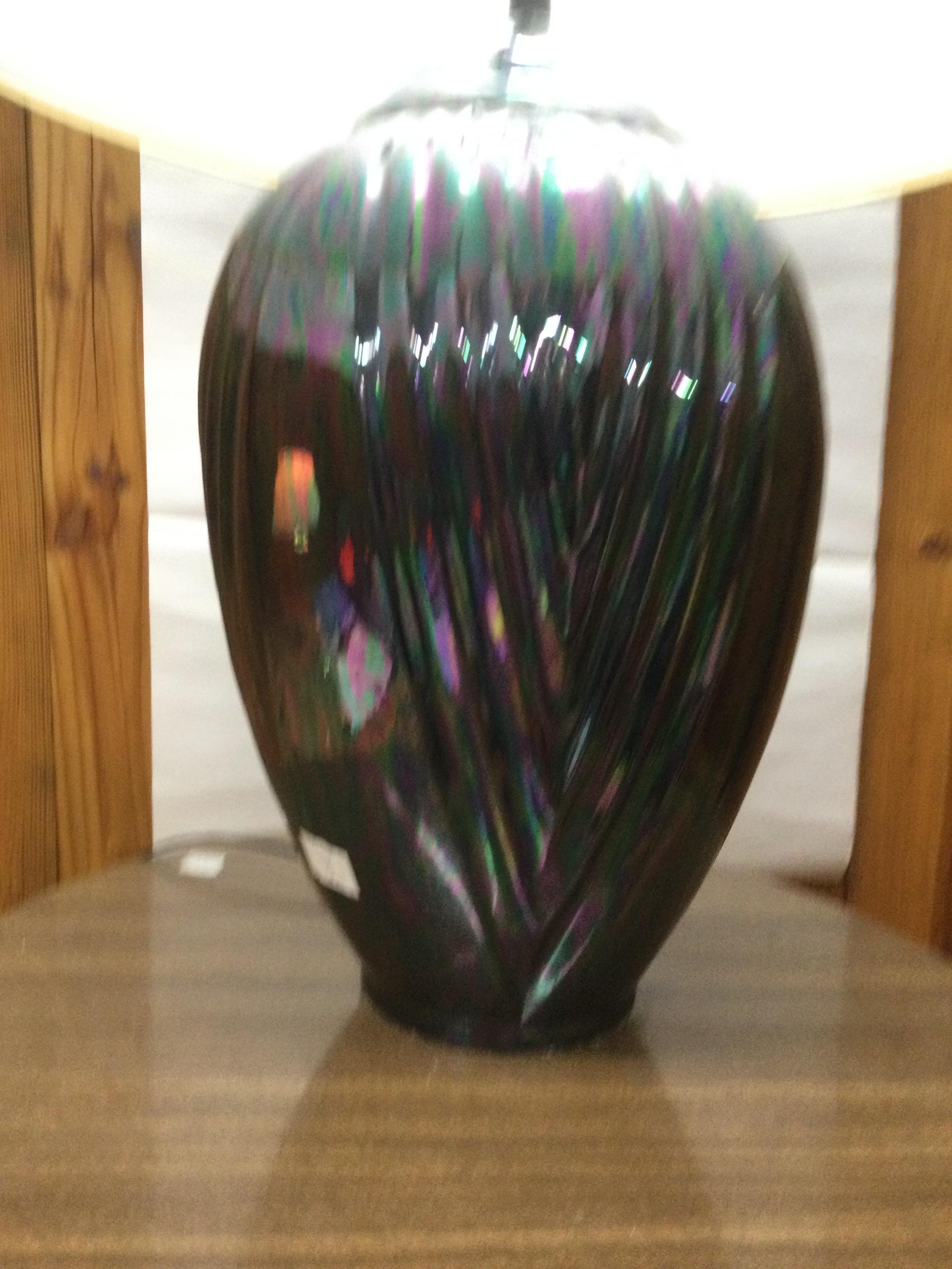 XX secolo Lampada da tavolo postmoderna in ceramica nera con finitura iridescente e paralume Coolie in vendita