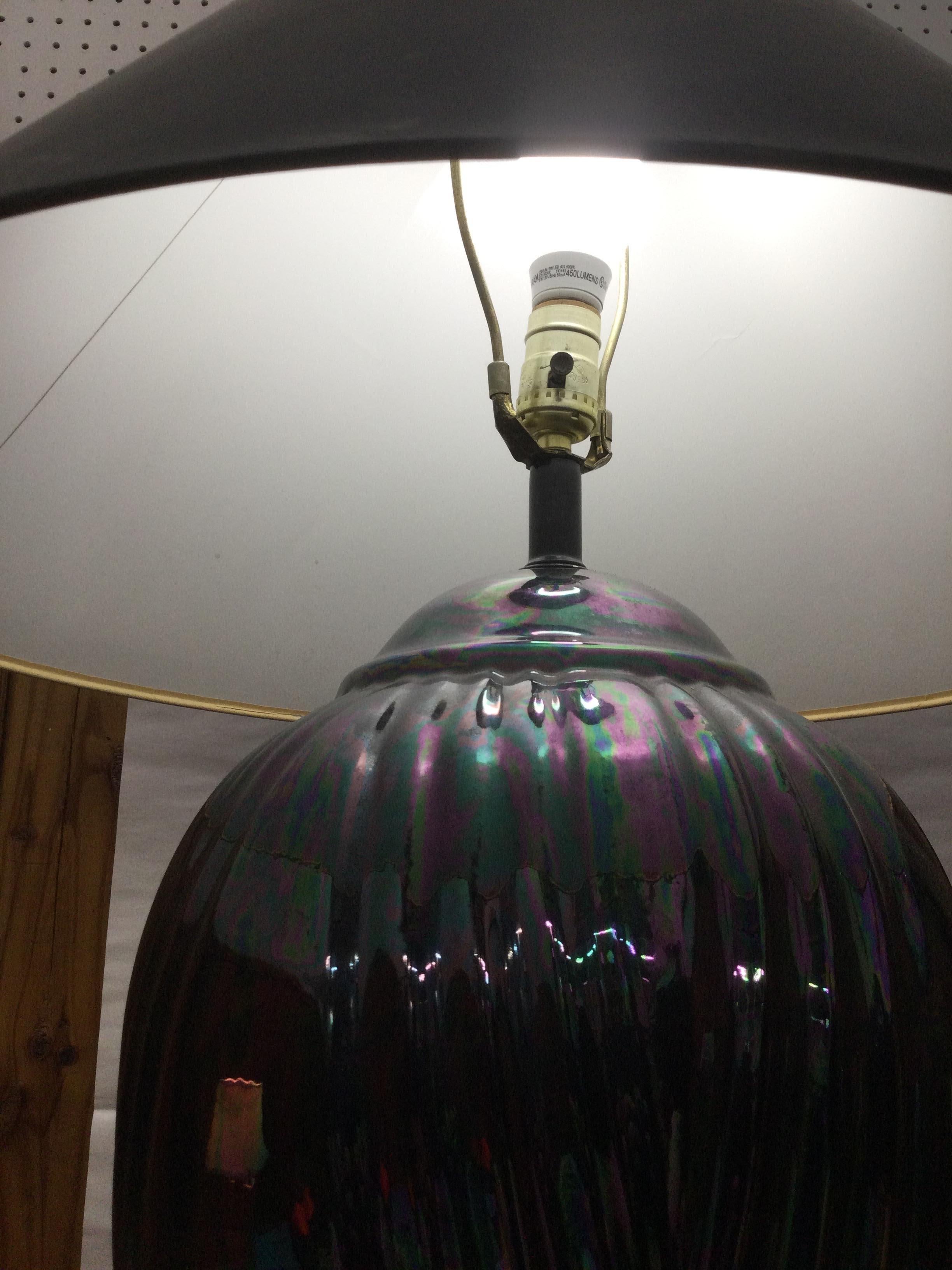 Lampada da tavolo postmoderna in ceramica nera con finitura iridescente e paralume Coolie in vendita 1