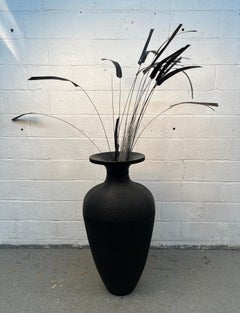 Vase de sol postmoderne en carton ondulé noir, par Flute, Chicago