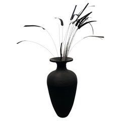 Vase de sol postmoderne en carton ondulé noir, par Flute, Chicago
