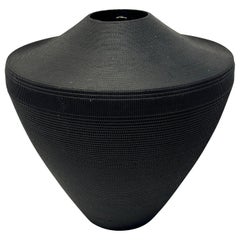 Postmoderne schwarze Korrugated Cardboard-Vase von Flute, Chicago