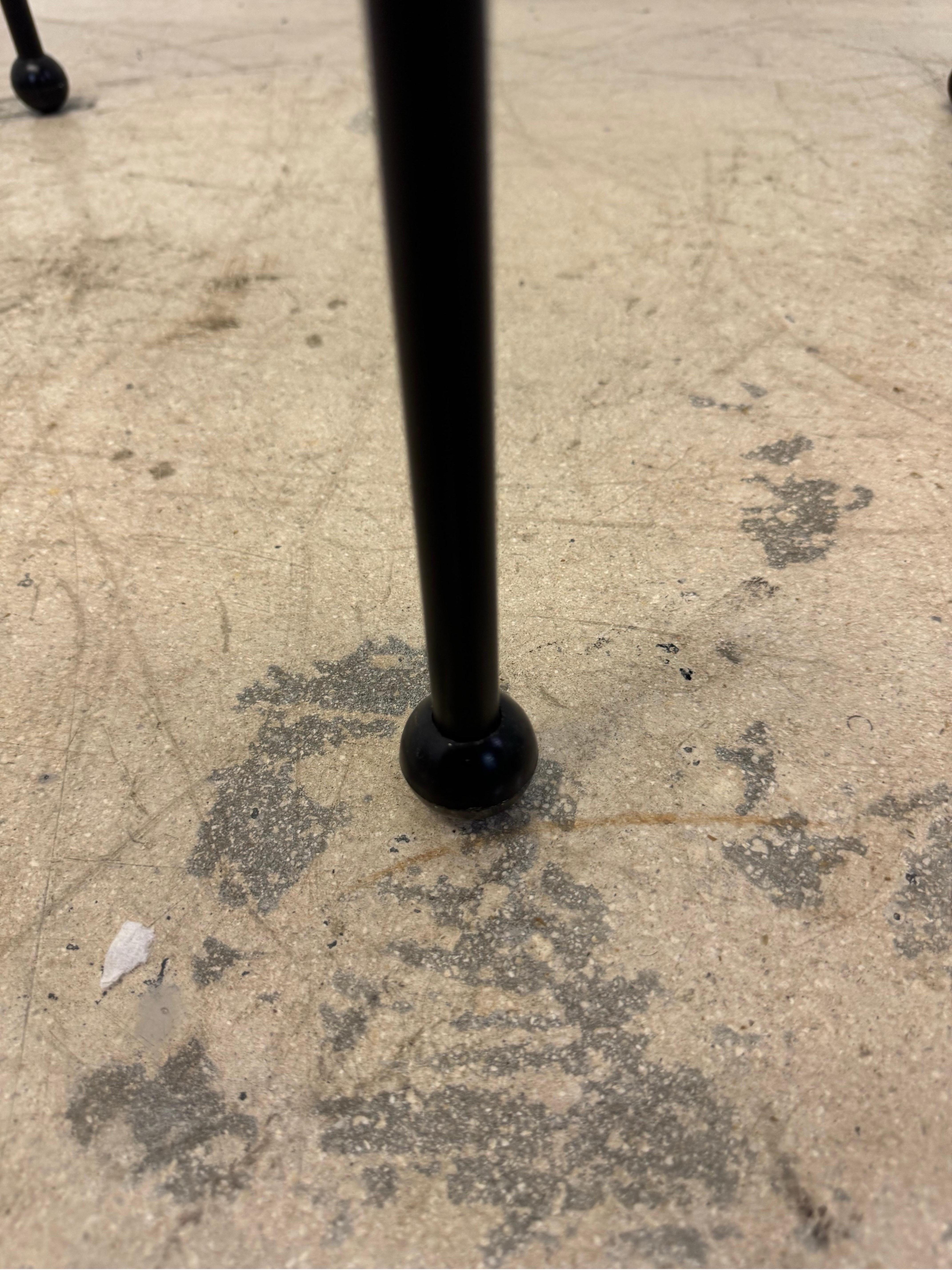 Table d'appoint postmoderne en métal émaillé noir et plateau de verre, années 1980 en vente 3
