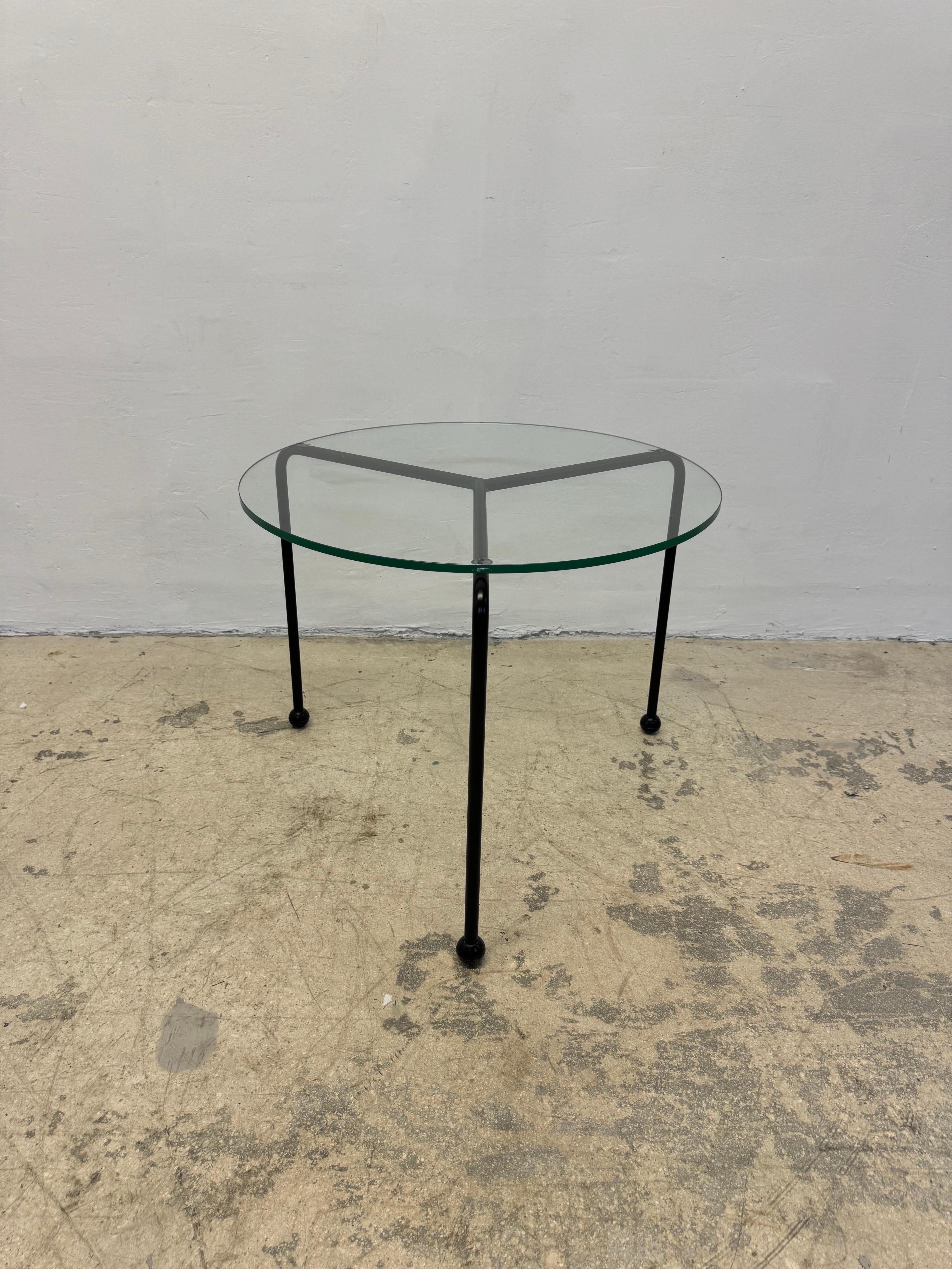 Table postmoderne en métal émaillé noir avec plateau en verre circa 1980.

Diamètre du verre : 23-1/2