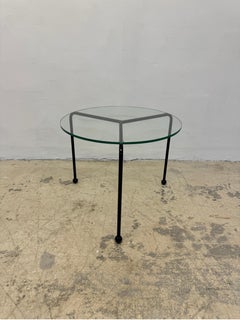 Mesa auxiliar posmoderna de metal esmaltado negro y tapa de cristal, años 80