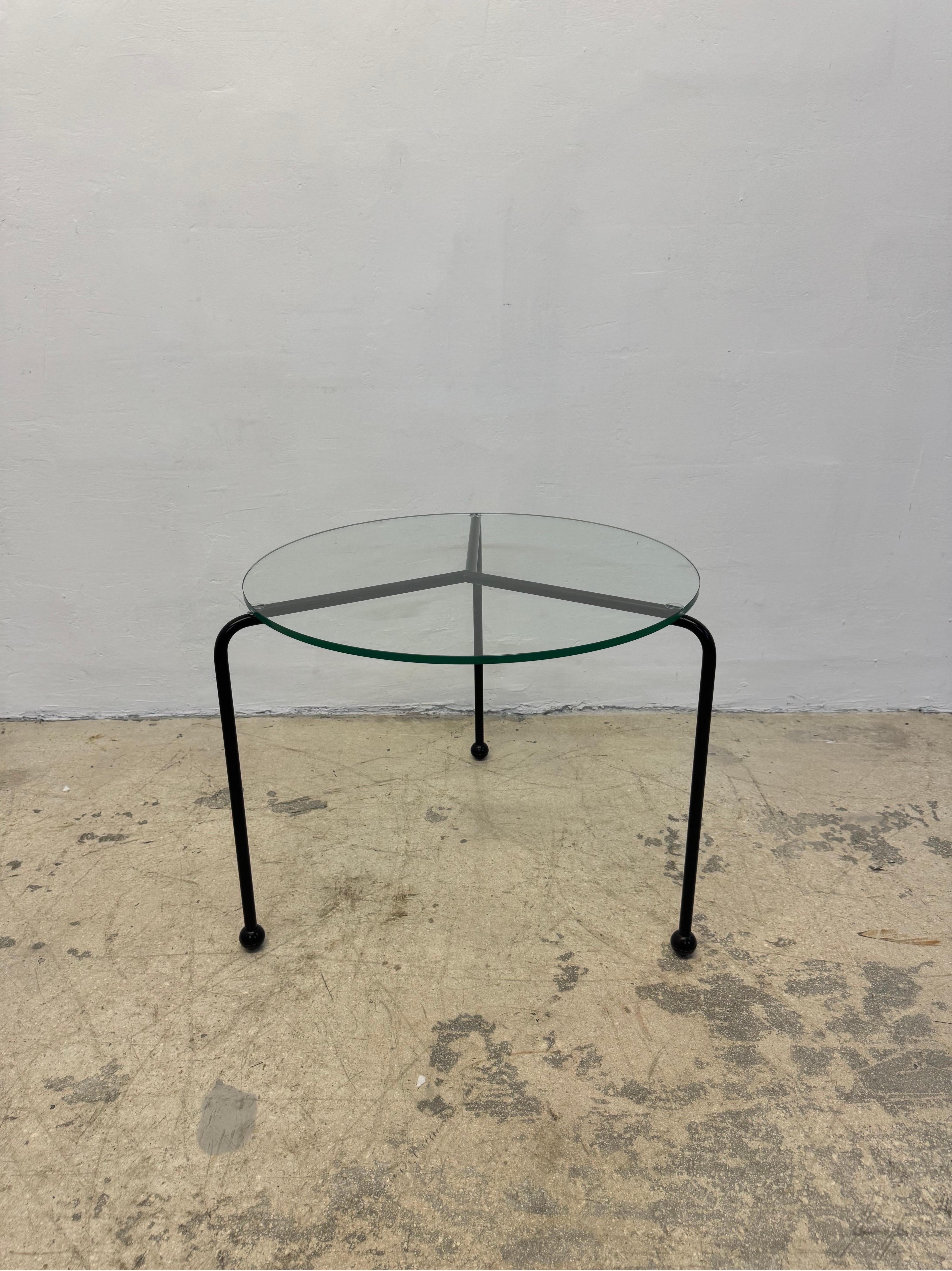 Postmoderne Table d'appoint postmoderne en métal émaillé noir et plateau de verre, années 1980 en vente