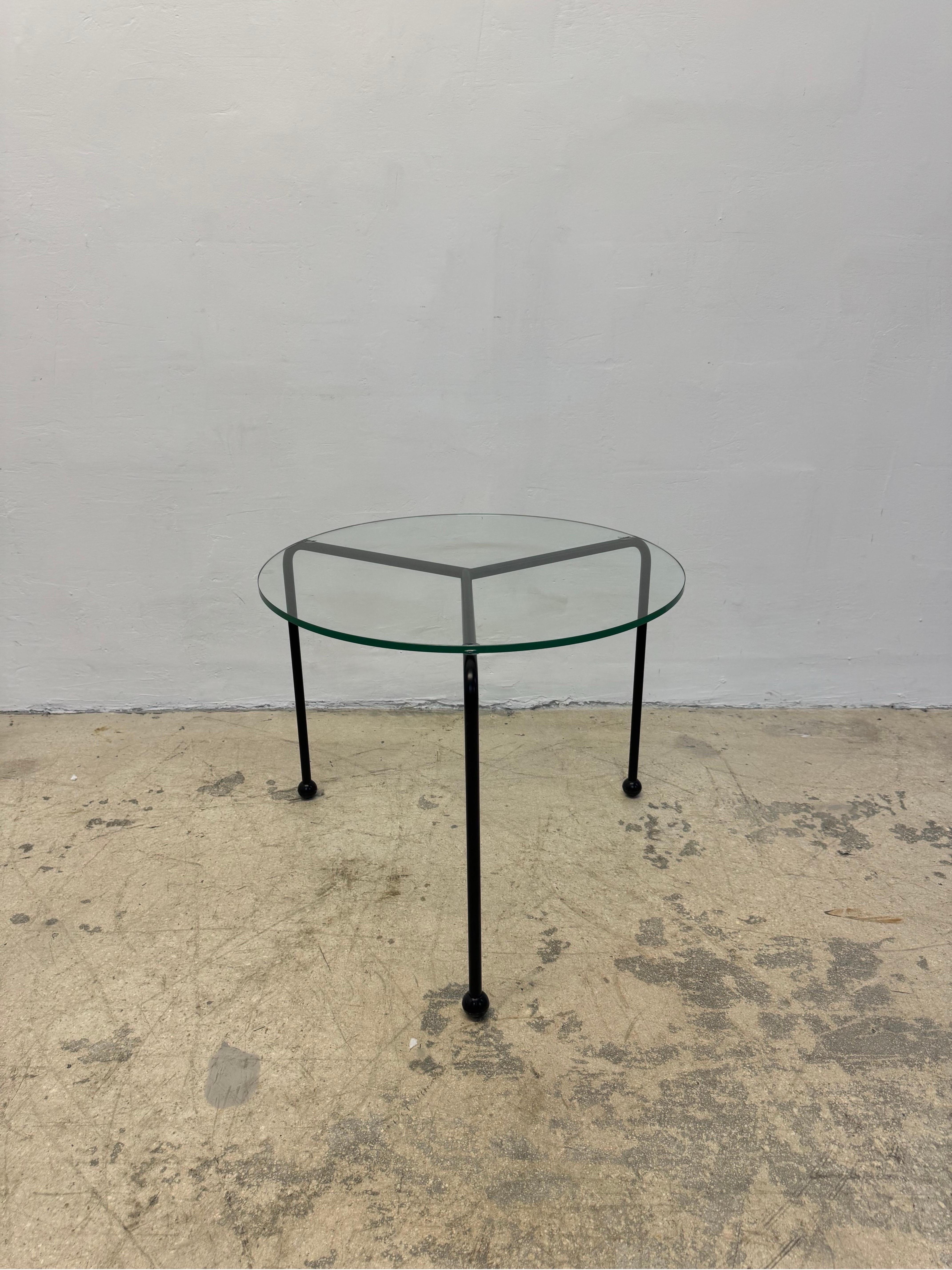 Inconnu Table d'appoint postmoderne en métal émaillé noir et plateau de verre, années 1980 en vente