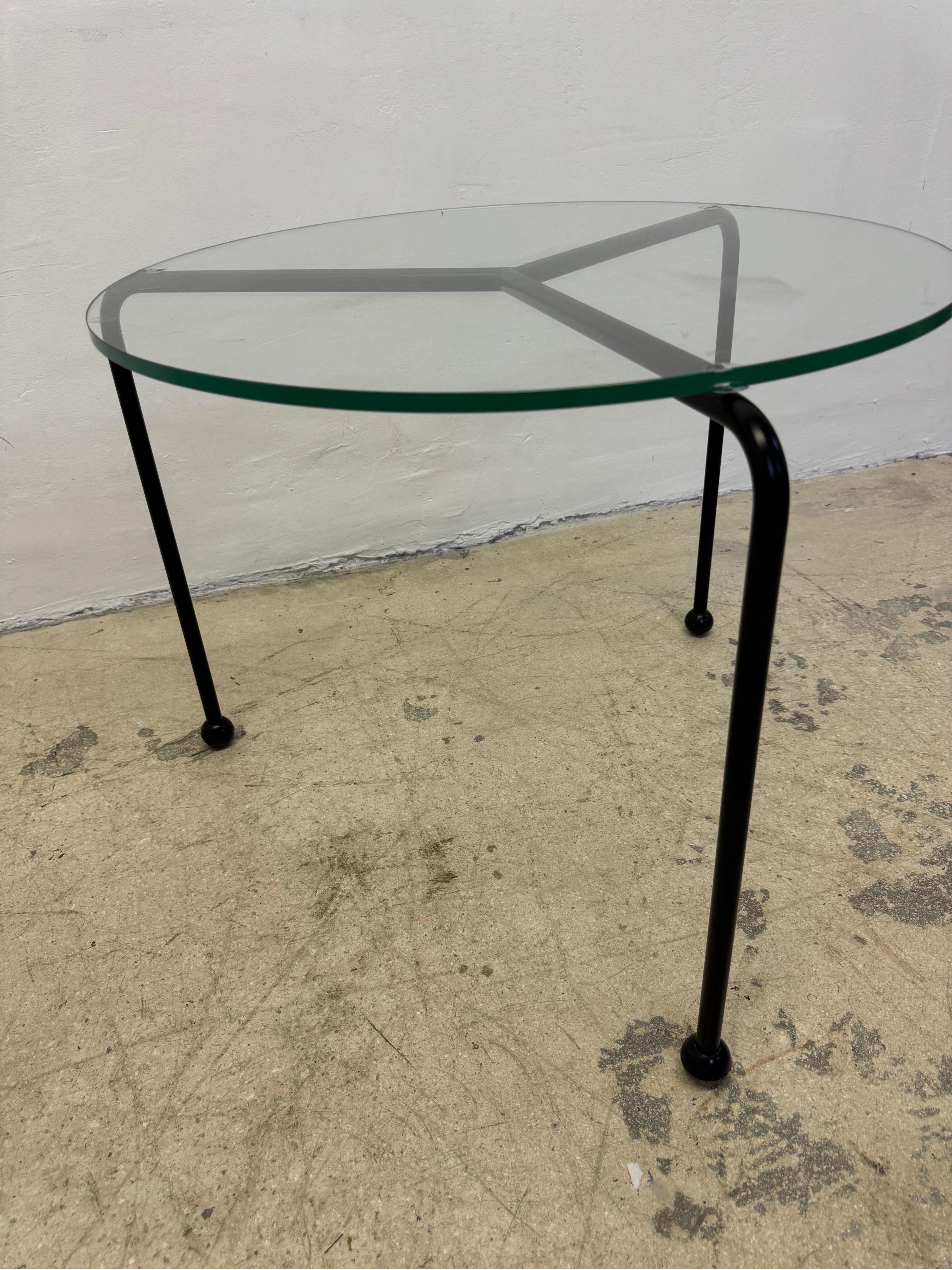 Table d'appoint postmoderne en métal émaillé noir et plateau de verre, années 1980 Bon état - En vente à Miami, FL