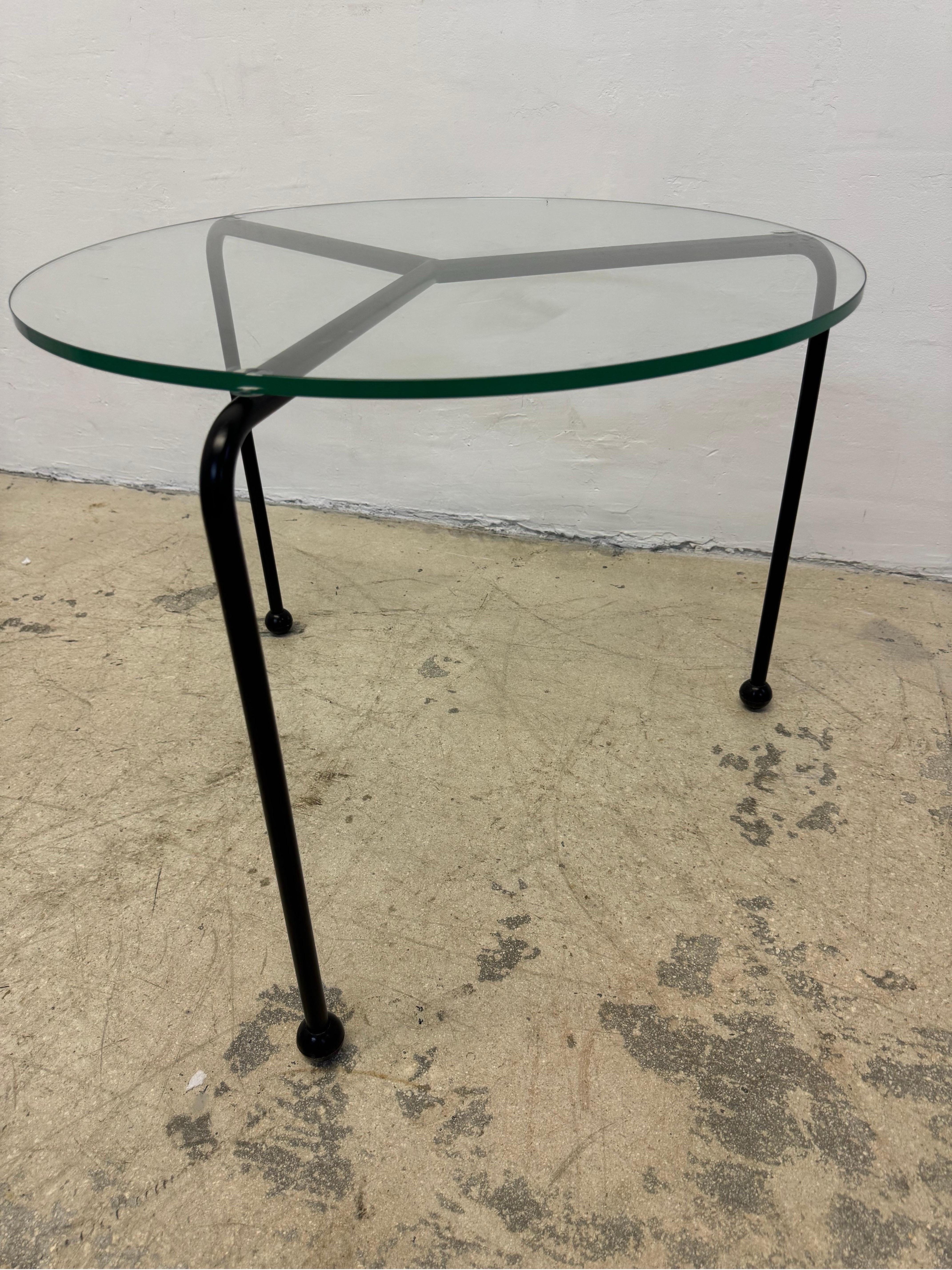 20ième siècle Table d'appoint postmoderne en métal émaillé noir et plateau de verre, années 1980 en vente