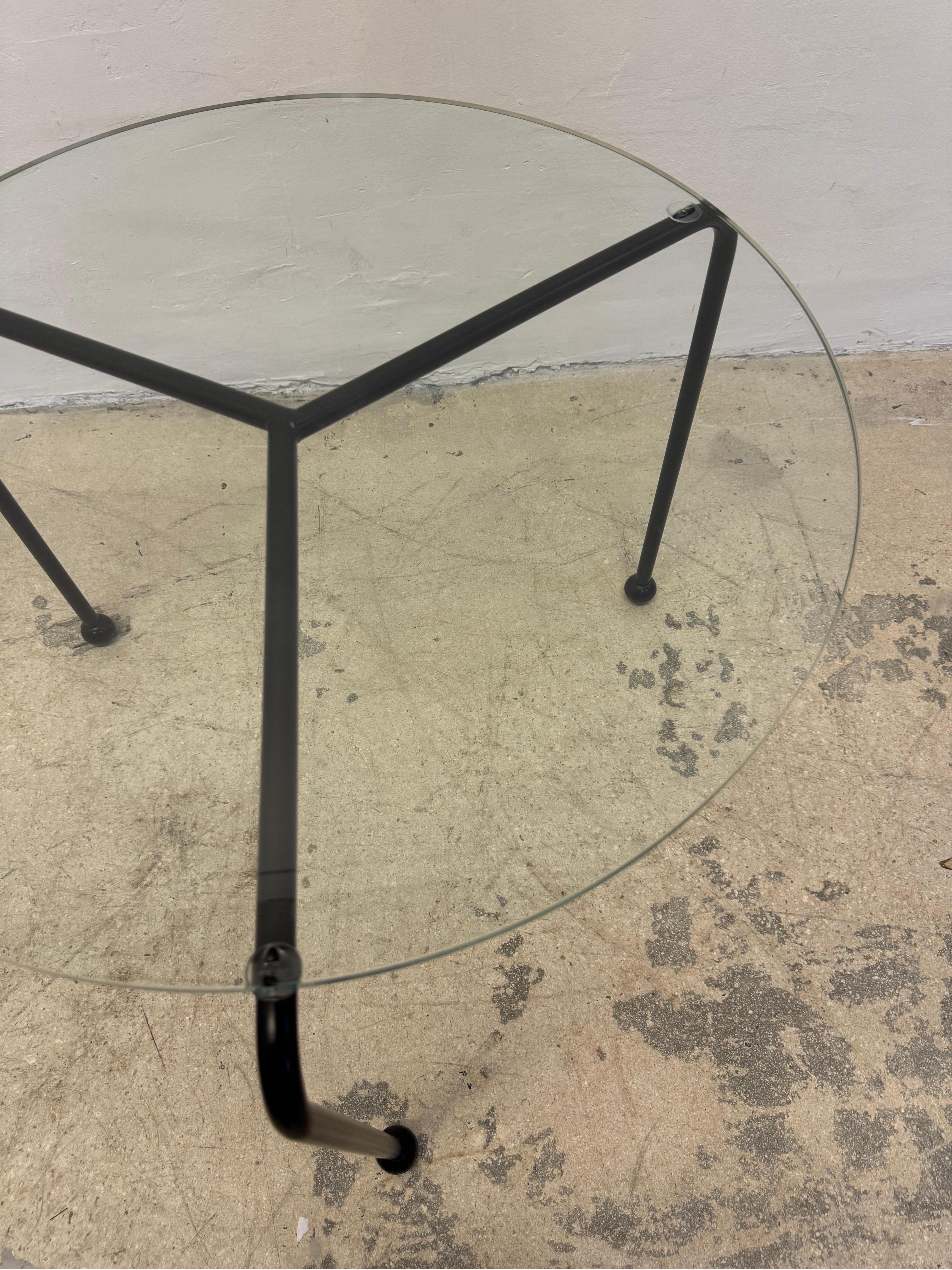 Métal Table d'appoint postmoderne en métal émaillé noir et plateau de verre, années 1980 en vente
