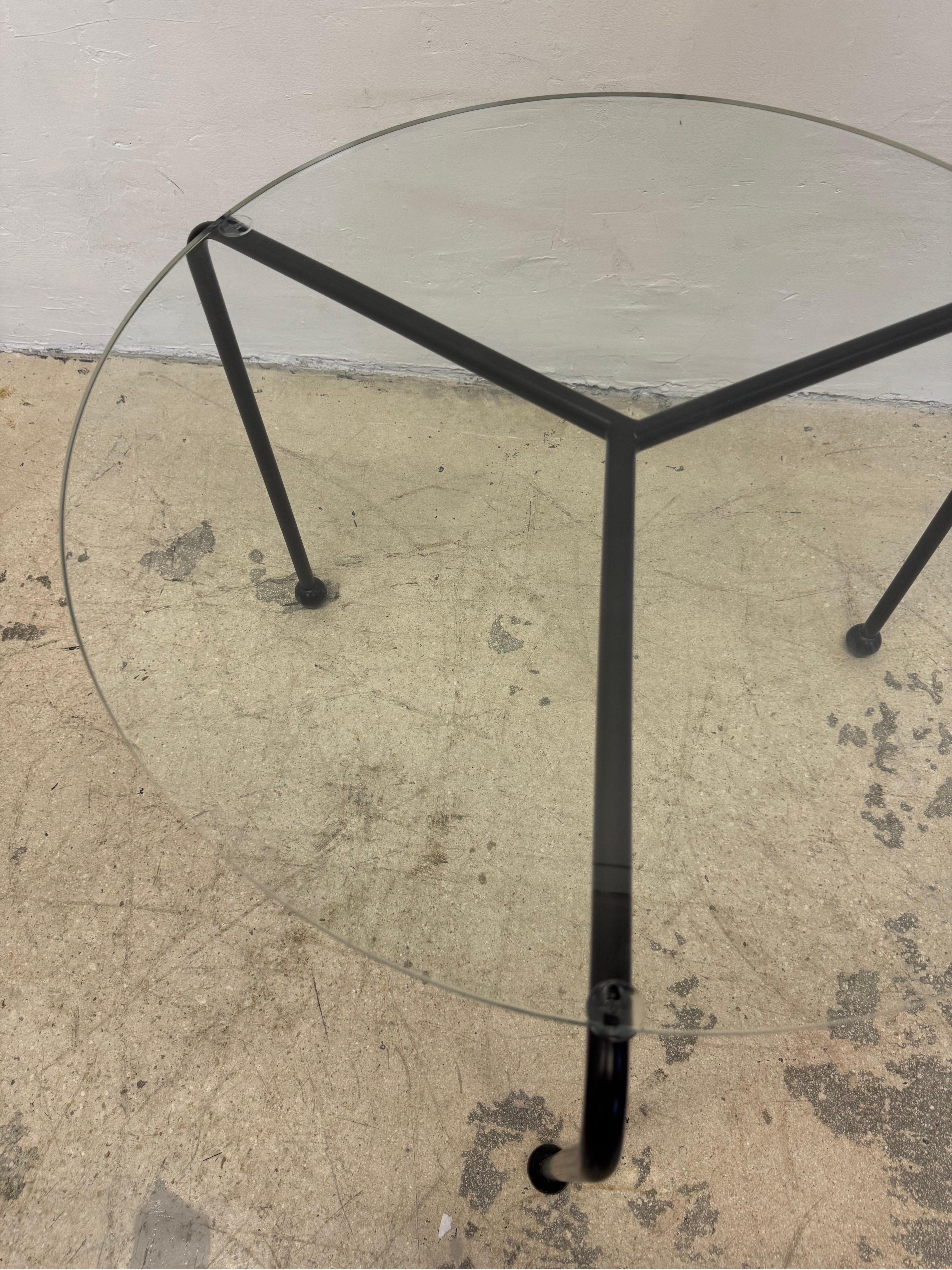 Table d'appoint postmoderne en métal émaillé noir et plateau de verre, années 1980 en vente 1