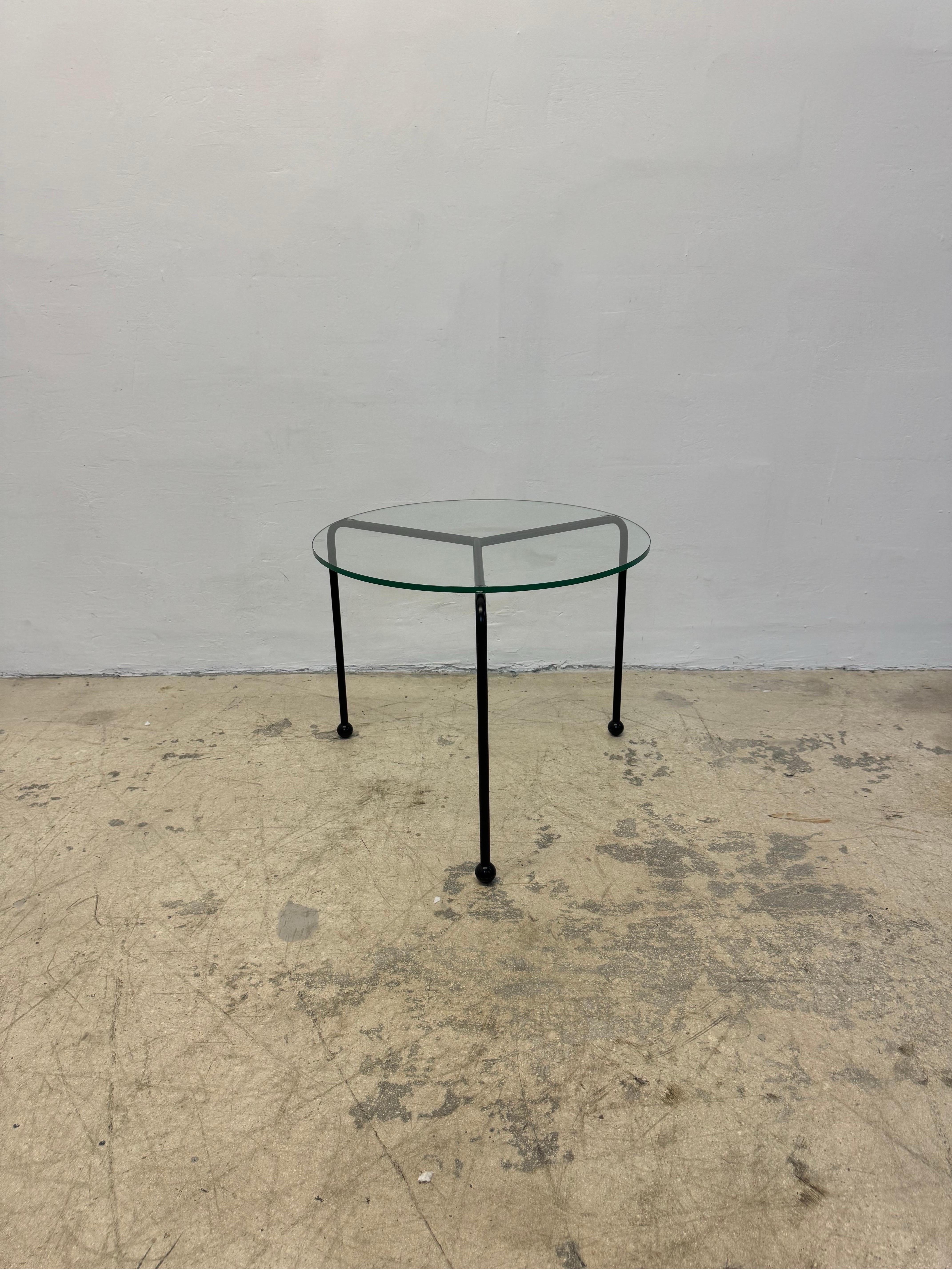 Table d'appoint postmoderne en métal émaillé noir et plateau de verre, années 1980 en vente 2