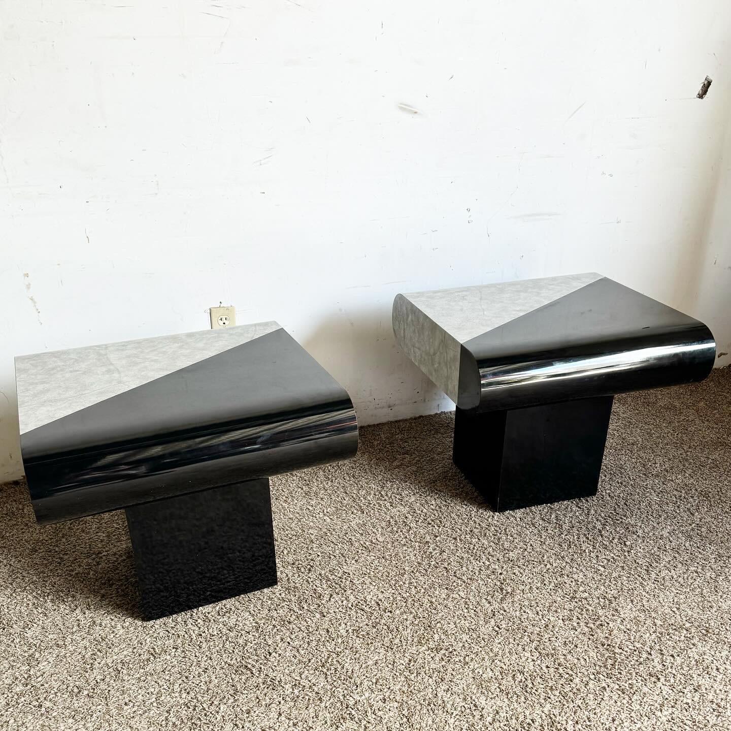 Entdecken Sie das kühne und innovative Design der Postmodern Black Gloss and Faux Stone Laminate Bullnose Side Tables. Mit ihrem auffälligen Kontrast zwischen elegantem schwarzem Glanz und strukturiertem Kunststein sind diese Tische ein Beispiel für