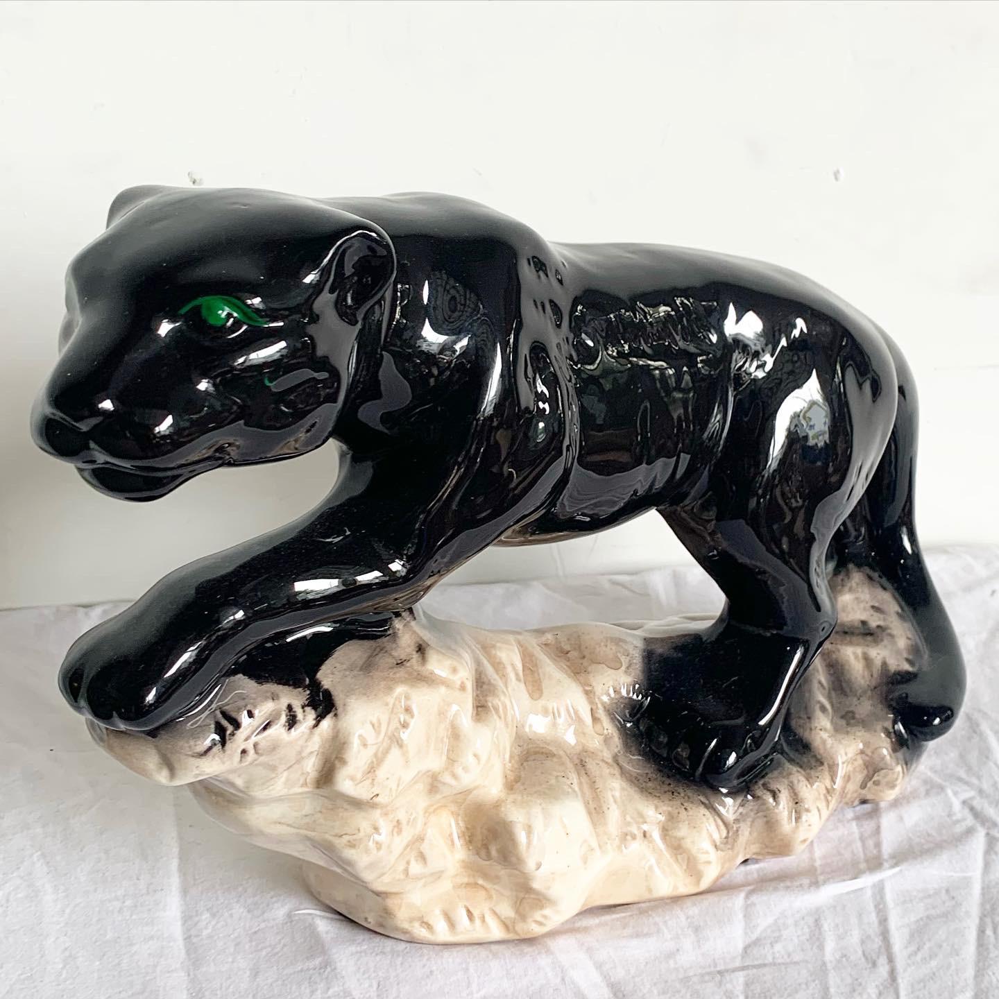 Peppen Sie Ihre Einrichtung mit der Postmodern Black Gloss Ceramic Panther Sculpture auf. Dieses auffällige, in tiefem Schwarz glänzende Stück fängt die Eleganz und Stärke des Panthers ein. Die glänzende Oberfläche aus hochwertiger Keramik hebt die