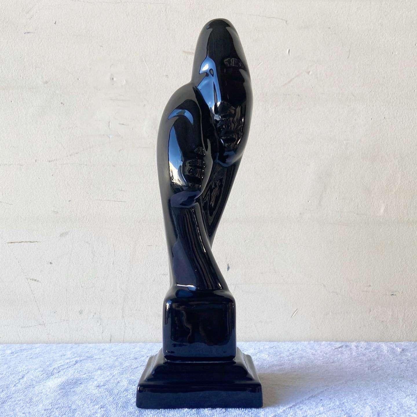 Étonnante sculpture en céramique postmoderne vintage. La sculpture est un buste à deux têtes avec une finition noire brillante.
