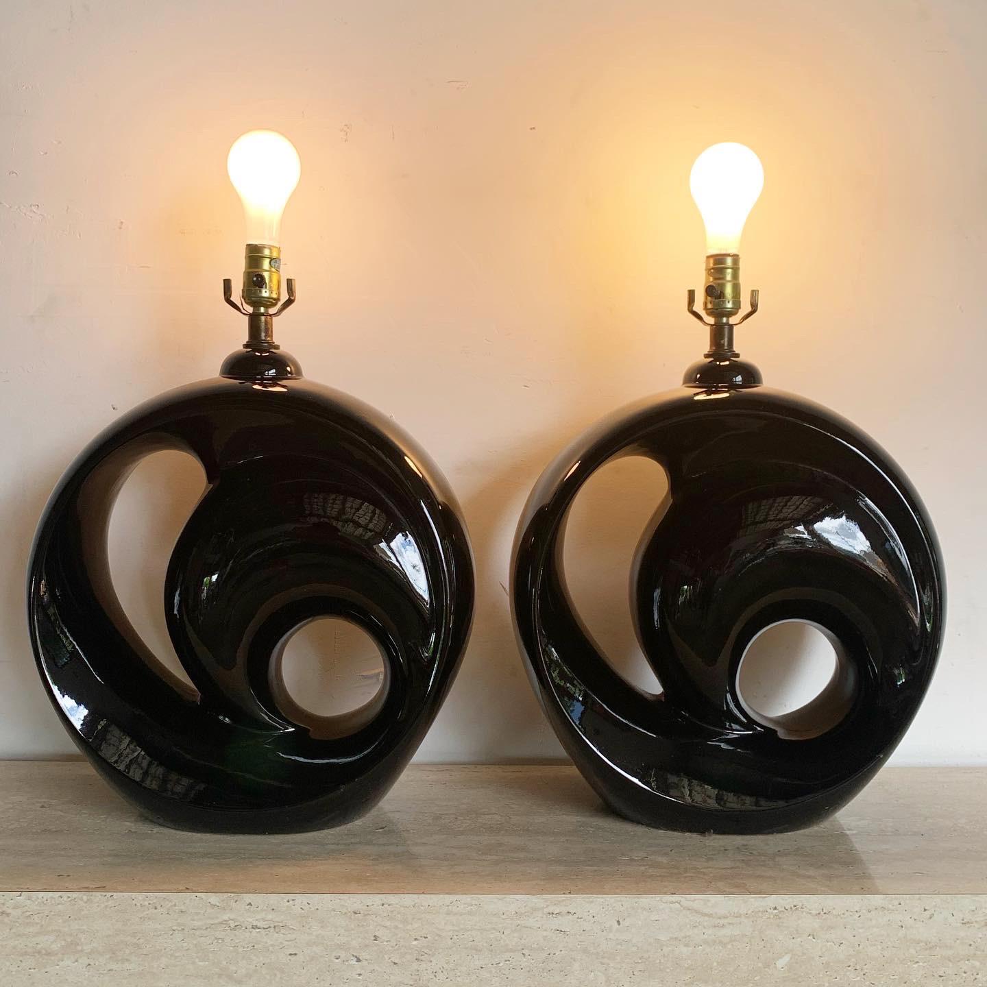 Postmodern Black Gloss Sculpted Swirl Ceramic Sculpted Table Lamps In Good Condition For Sale In Delray Beach, FL