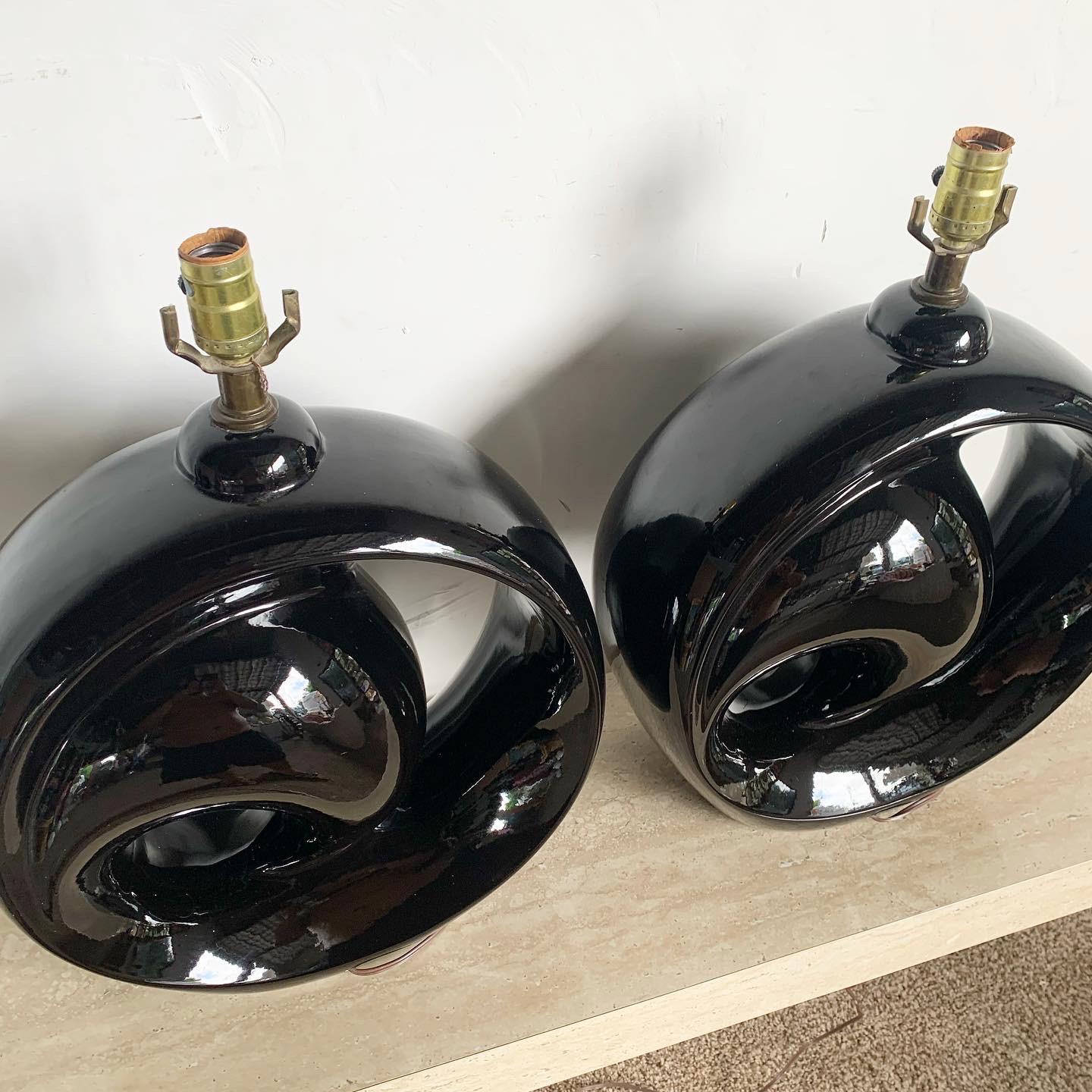 Postmodern Black Gloss Sculpted Swirl Ceramic Sculpted Table Lamps For Sale 1