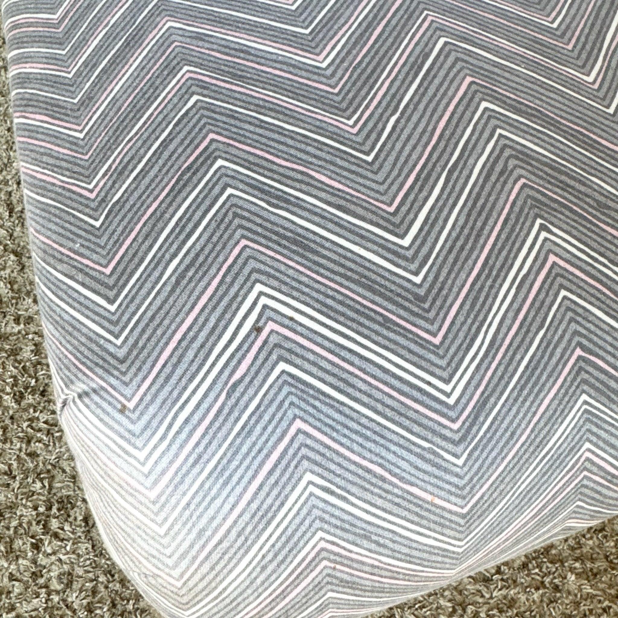 Tessuto Sedie da salotto postmoderne scolpite a zig-zag in nero, grigio e rosa - Una coppia in vendita