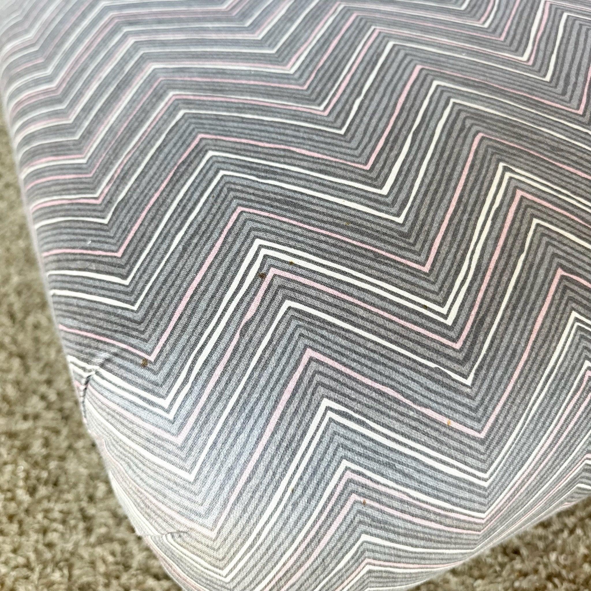 Sedie da salotto postmoderne scolpite a zig-zag in nero, grigio e rosa - Una coppia in vendita 1