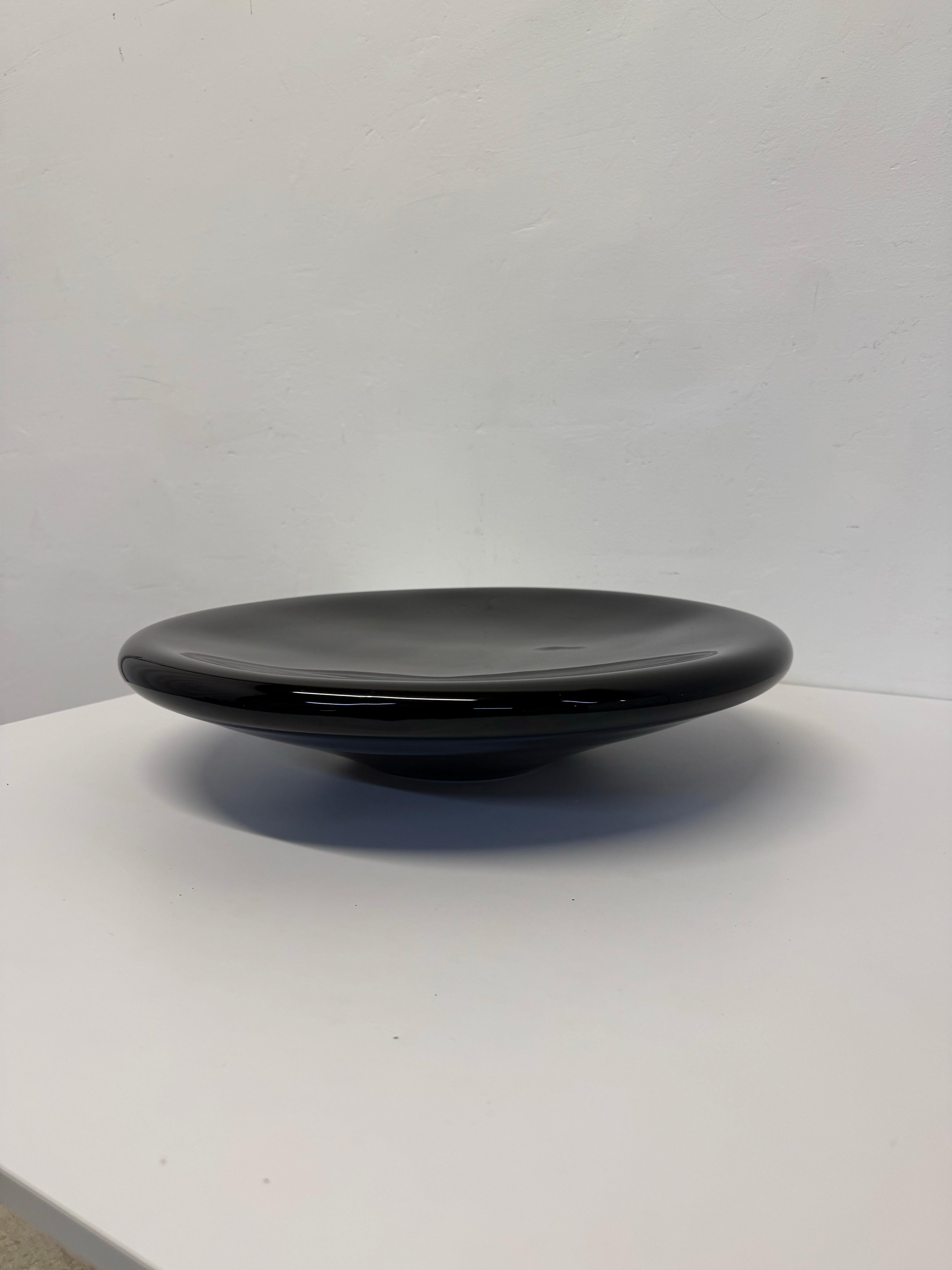Centro de mesa o cuenco de cristal negro de los años 80.