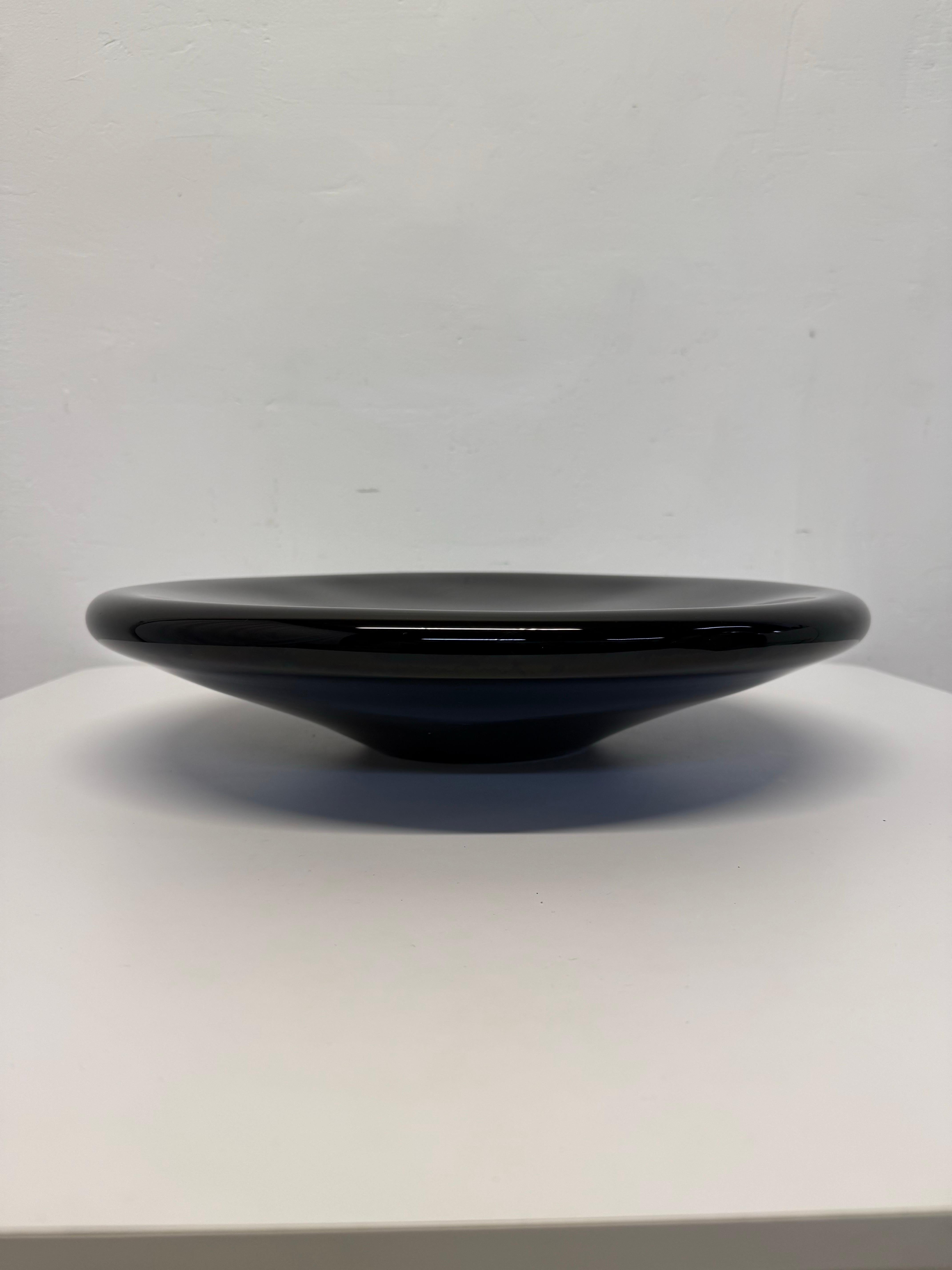Cuenco posmoderno de vidrio soplado negro artesanal, años 80 Italiano en venta