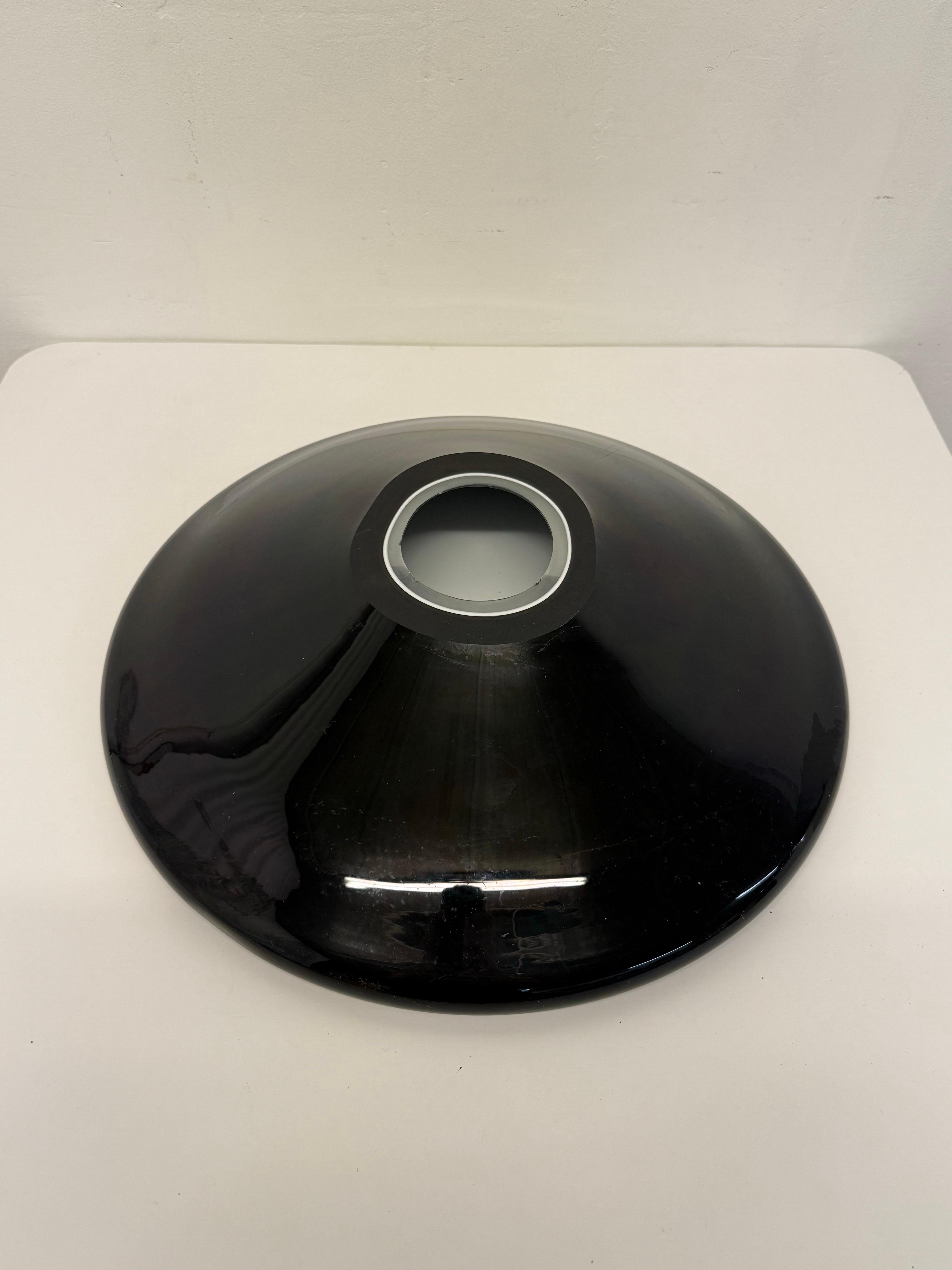 Cuenco posmoderno de vidrio soplado negro artesanal, años 80 Vidrio en venta