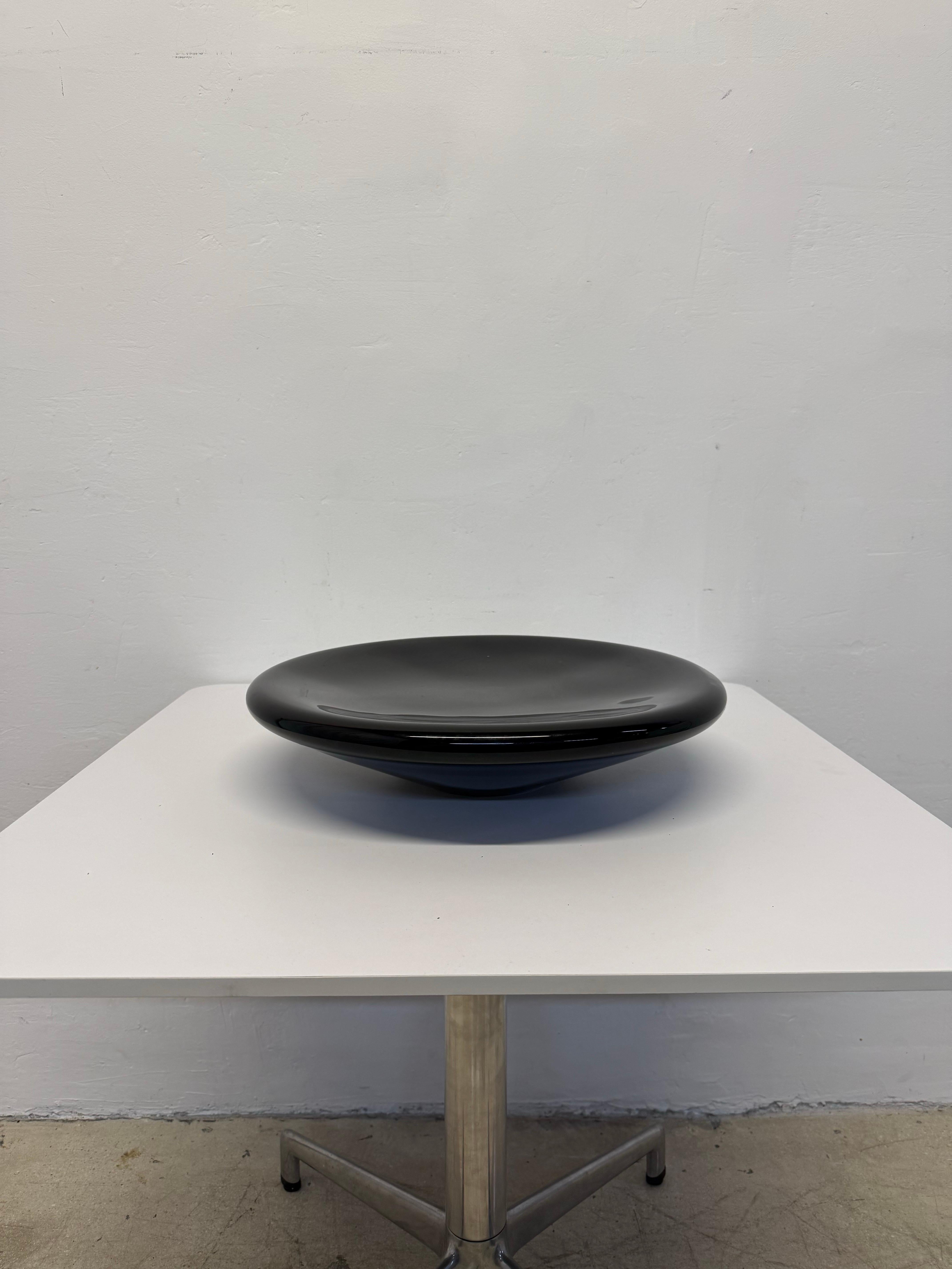 Cuenco posmoderno de vidrio soplado negro artesanal, años 80 en venta 1