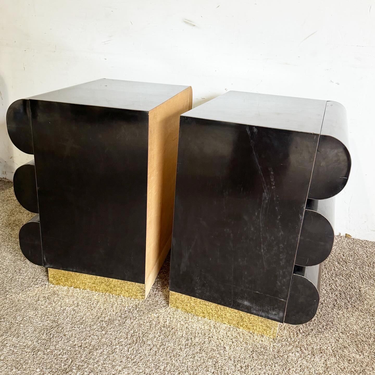 Paire de tables de nuit postmodernes Bullnose en laque noire et stratifié avec base en or en vente 1