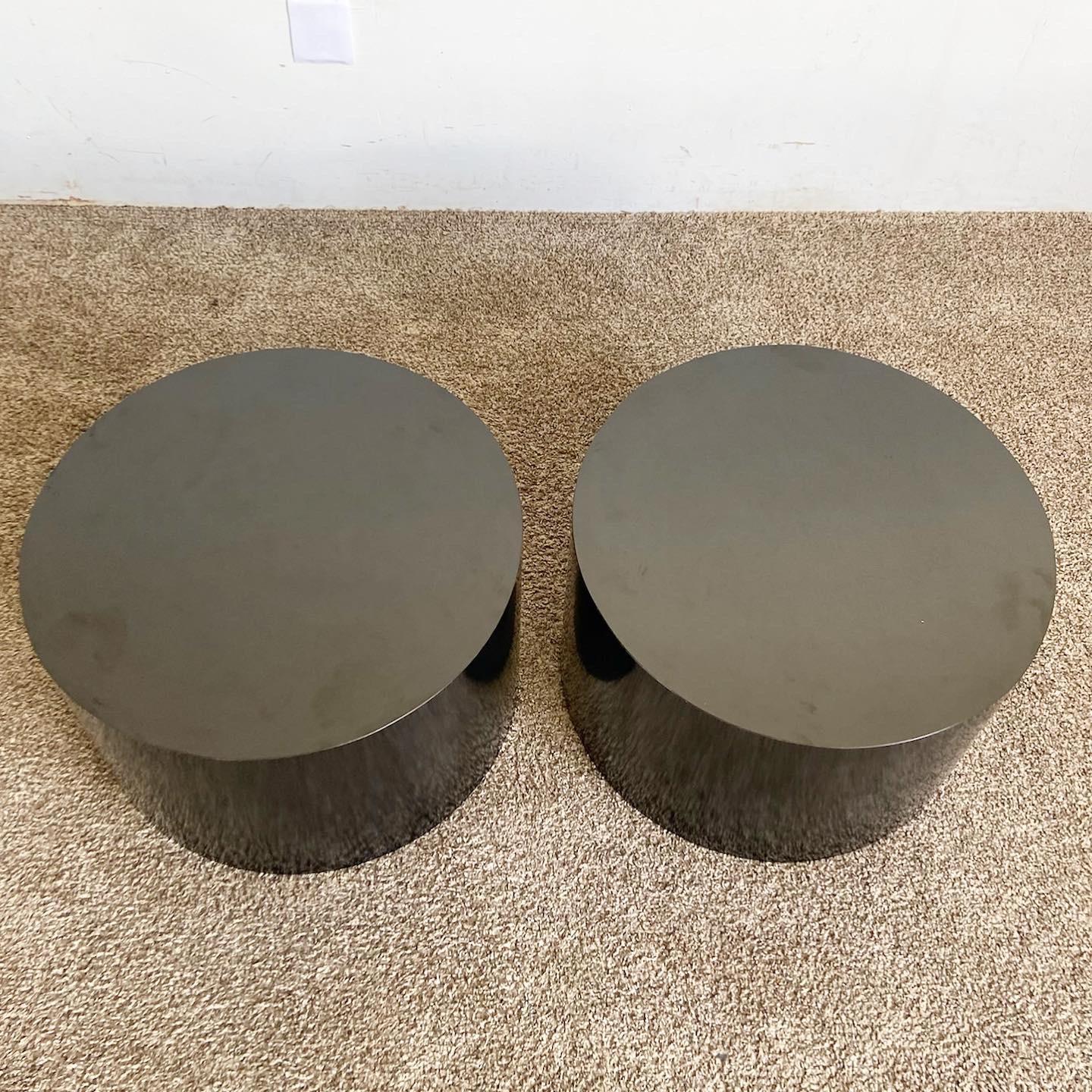Postmoderne Tables d'appoint postmodernes à tambour en stratifié laqué noir en vente