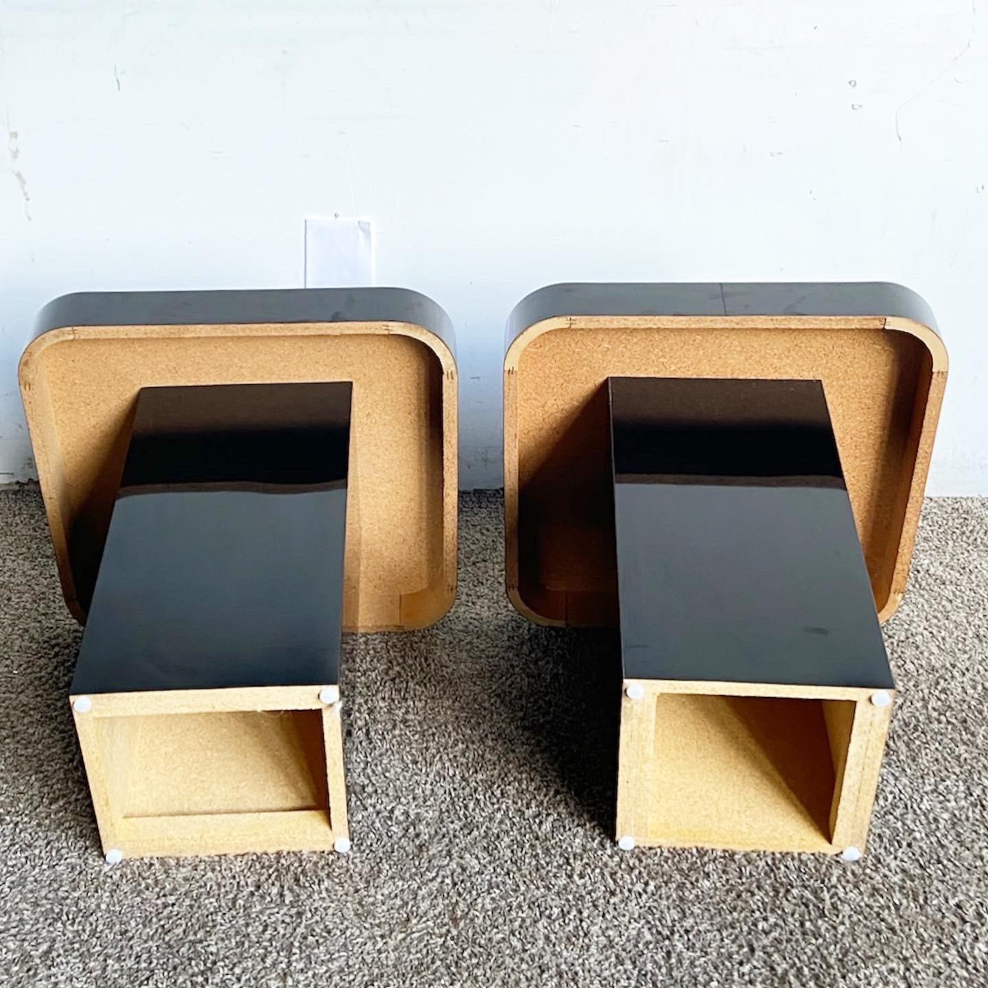 Postmoderne Tables d'appoint postmodernes à champignon en stratifié laqué noir - une paire en vente