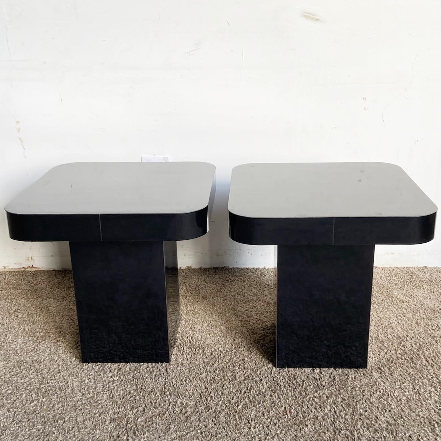 20ième siècle Tables d'appoint postmodernes à champignon en stratifié laqué noir - une paire en vente