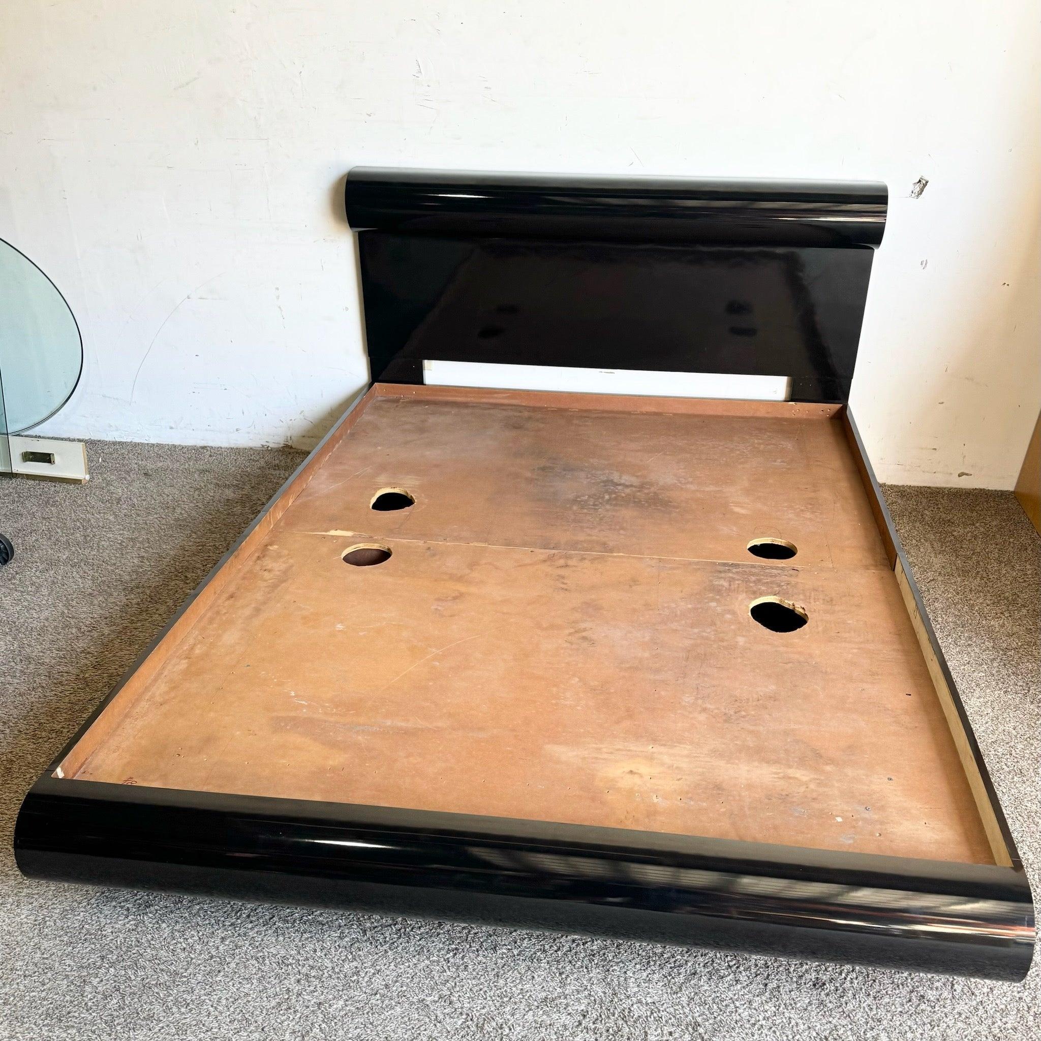 Marco de cama postmoderno de laminado negro con acabado brillante y diseño elegante de perfil bajo. Ideal para dormitorios contemporáneos o eclécticos.
 
 Algo de desgaste en los bordes como se muestra en las fotos.
 Vendemos artículos tal y como se