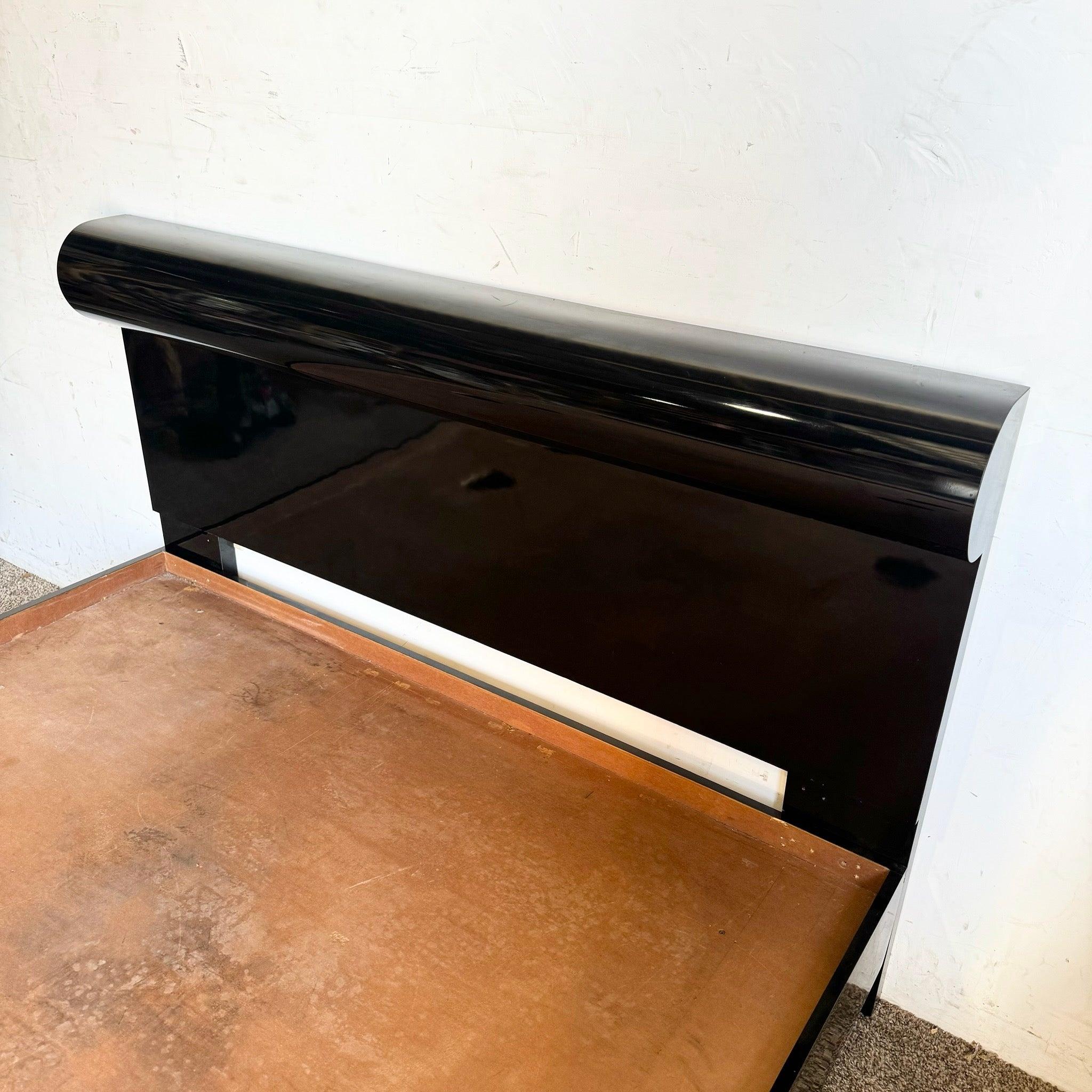 Postmodern Laminado Negro Laminado Bullnose Estructura de cama de plataforma tamaño Queen finales del siglo XX en venta