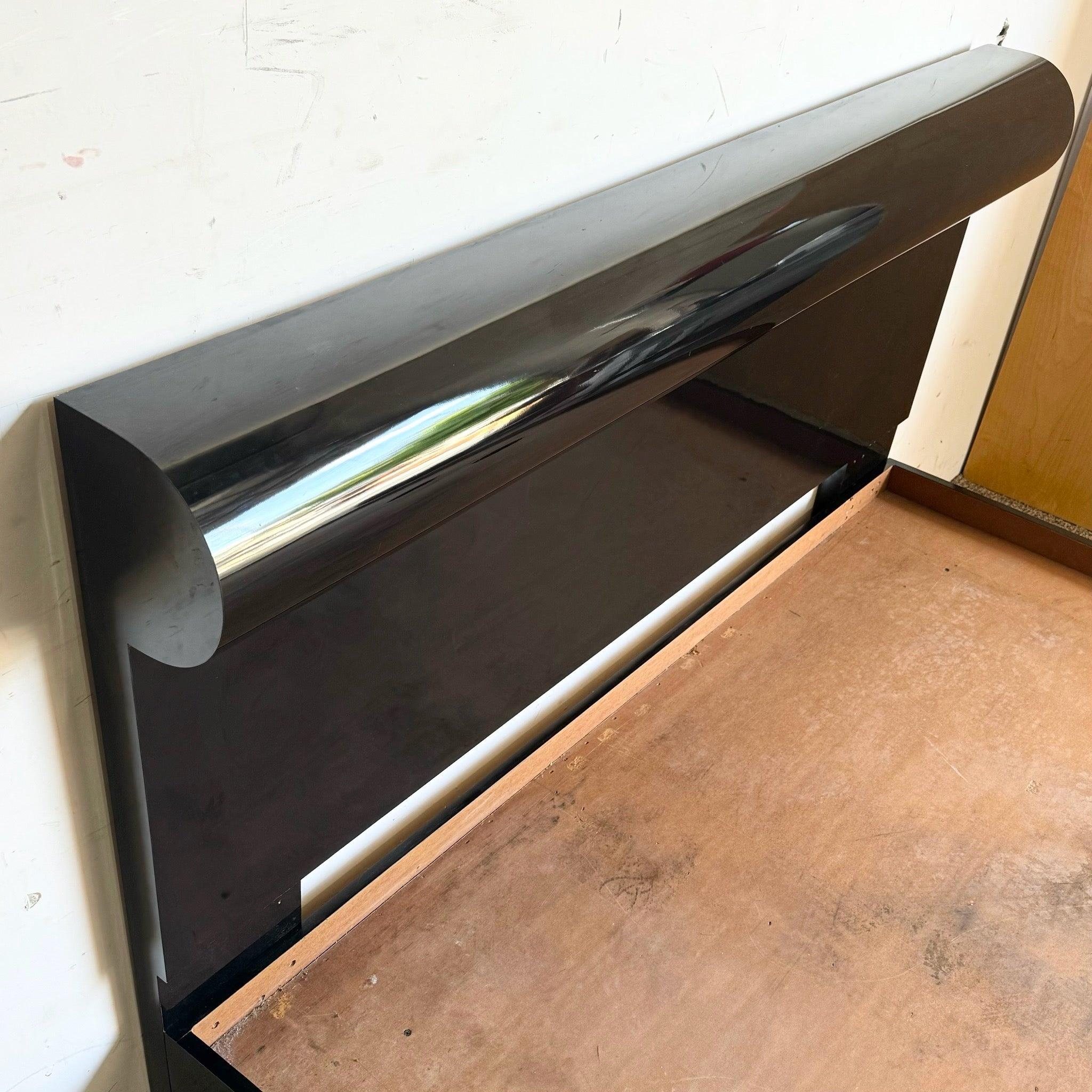 Postmodern Laminado Negro Laminado Bullnose Estructura de cama de plataforma tamaño Queen en venta 1