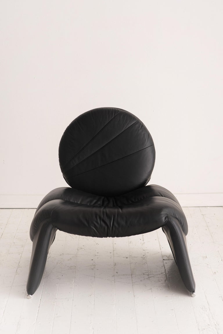 Schwarzer Stuhl 'Calypso C35' aus schwarzem Leder von Vittorio Introini im  Angebot bei 1stDibs