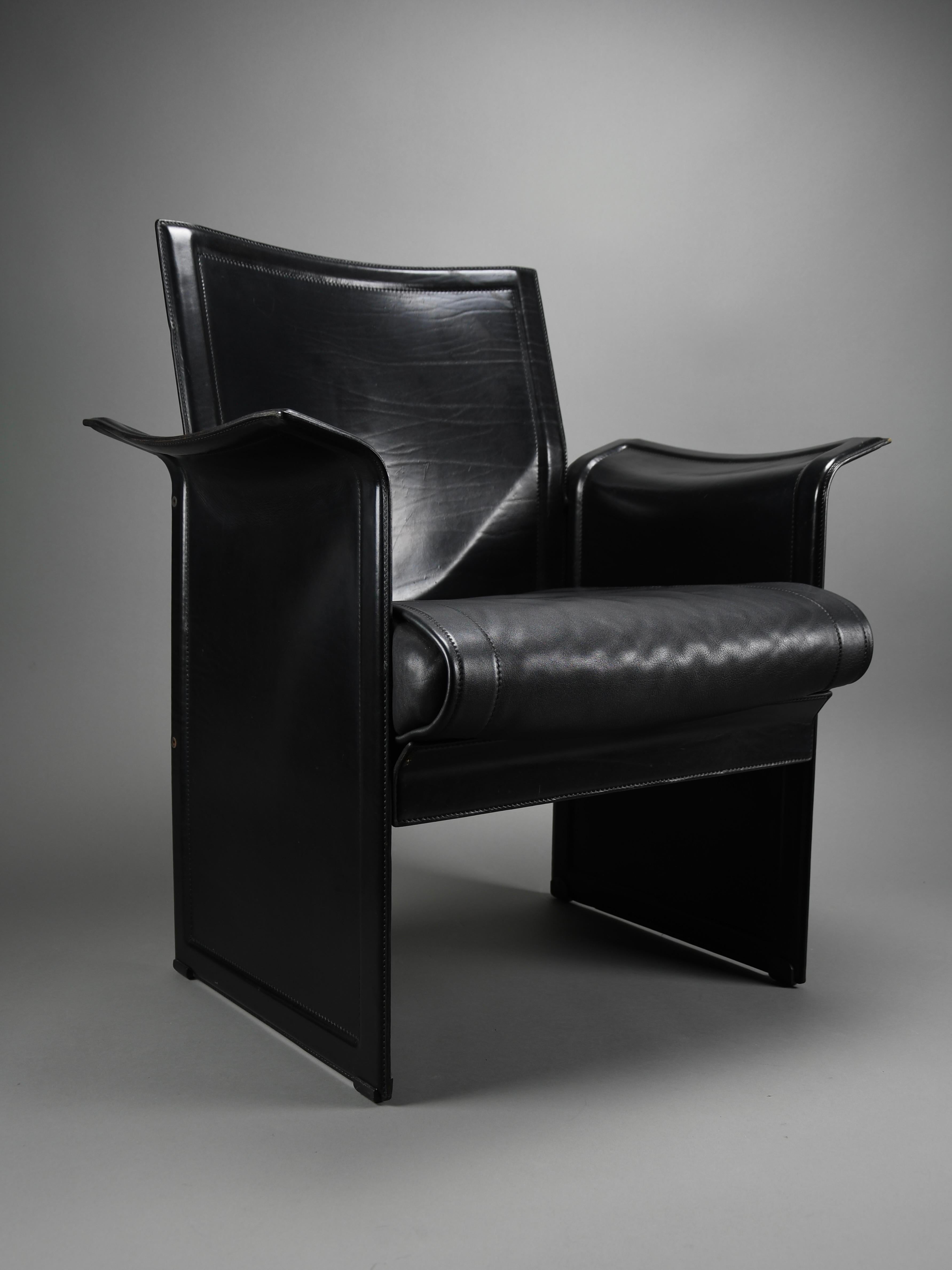 Postmoderner Korium-Sessel aus schwarzem Leder von Tito Agnoli für Matteo Grassi, Italien, 1980er Jahre

Dieser ikonische Korium-Sessel, der in den 1980er Jahren von Tito Agnoli für Matteo Grassi entworfen wurde, ist ein eindrucksvolles Beispiel für