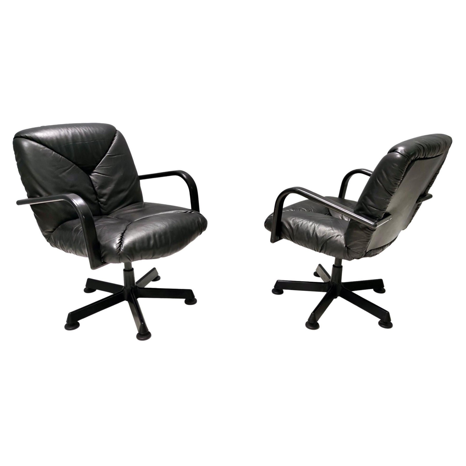 Fabriqué en Italie en 1978 et conçu par Vico Magistretti pour ICF De Padova.
Ces chaises de bureau sont dotées d'une solide structure en métal verni et en plastique dur et de leur revêtement original en cuir de haute qualité.
Leur padding est