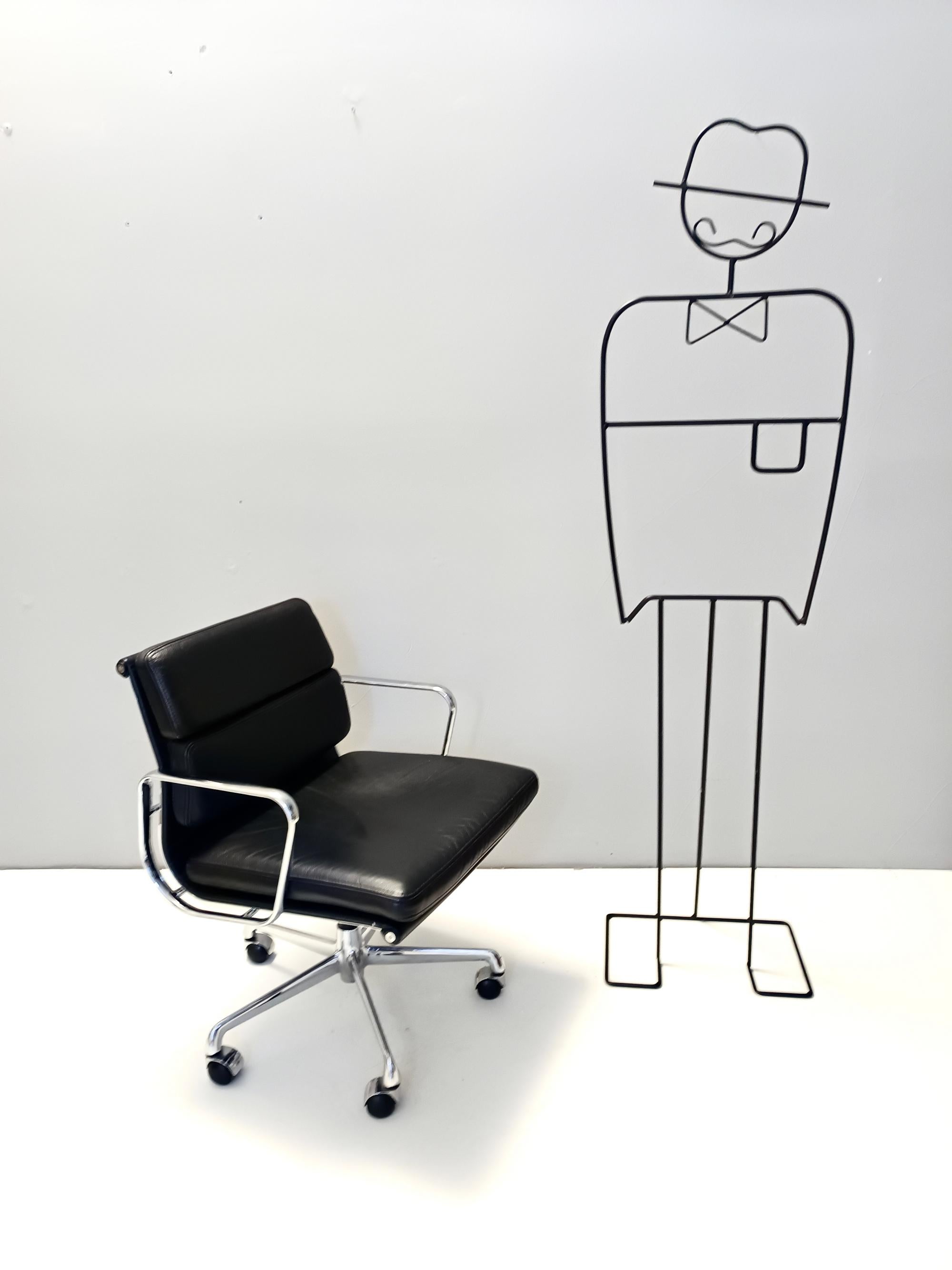 Prodotto in Italia negli anni '70 e progettato da Charles and Ray Eames per ICF.
Questa sedia da ufficio presenta una struttura in metallo e l'originale rivestimento in pelle di alta qualità.
Il suo pad è originale e ancora morbido e