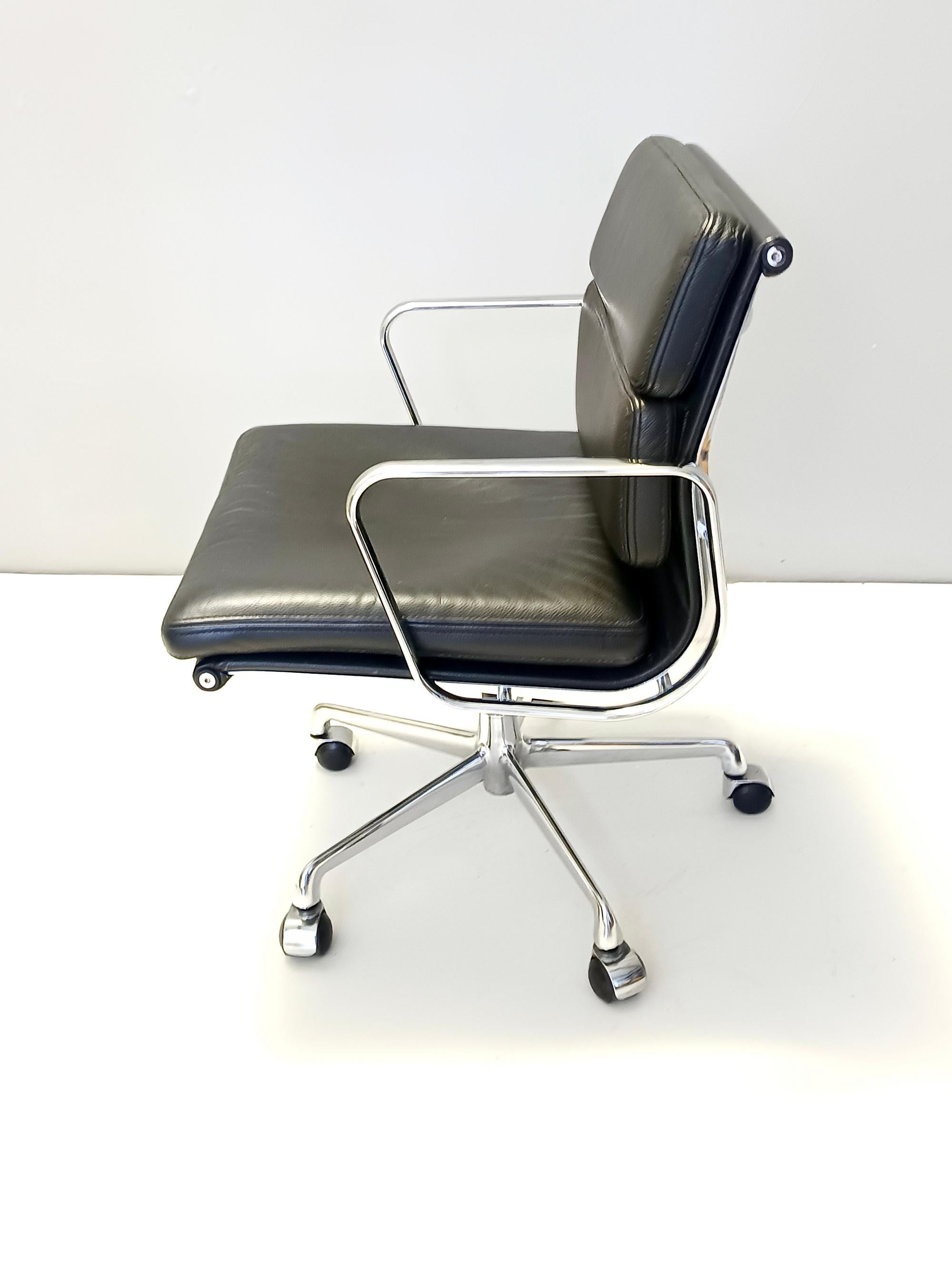 Postmoderno Sedia postmoderna in pelle nera con pad morbido Charles and Ray Eames per ICF in vendita