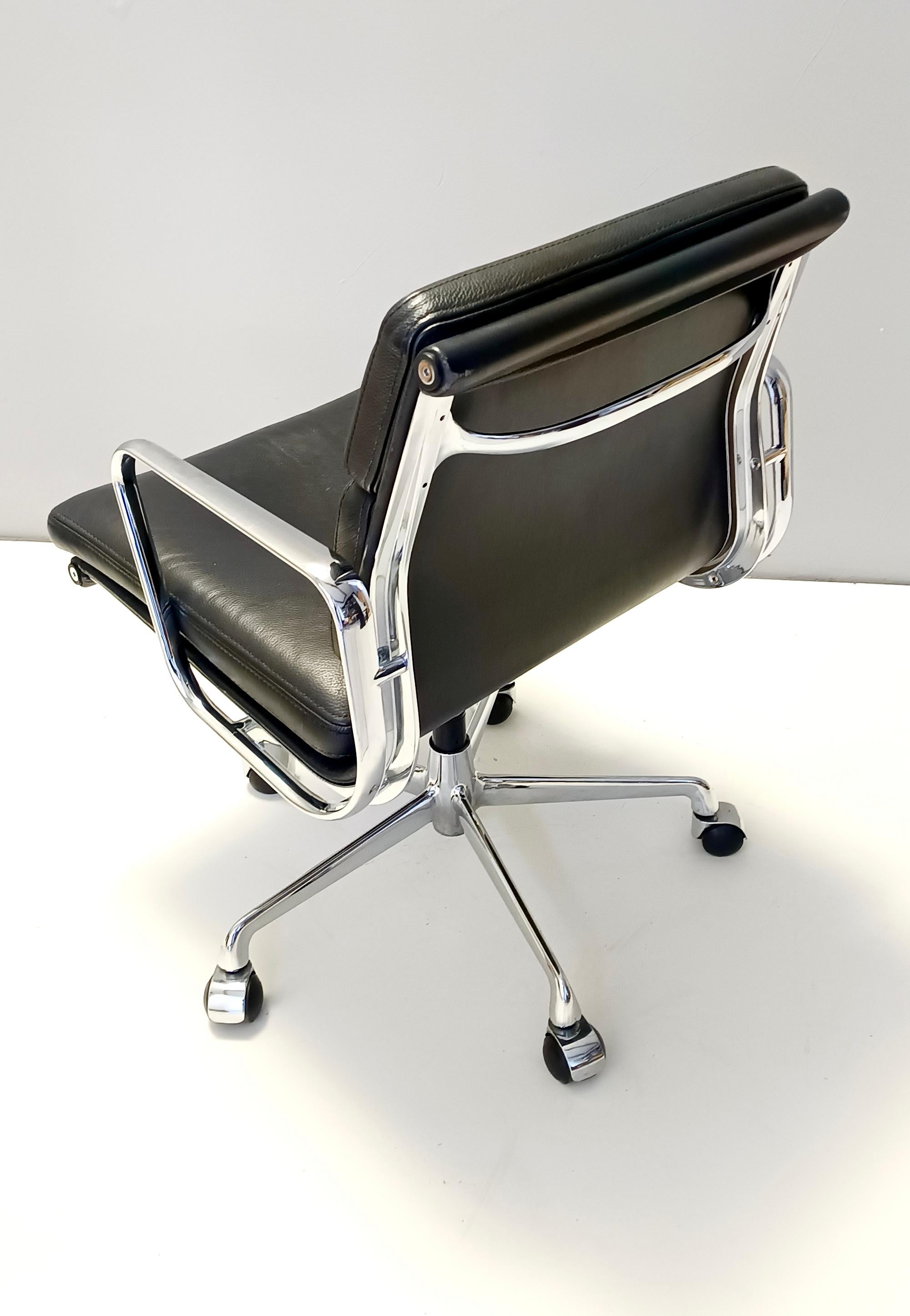 Italiano Sedia postmoderna in pelle nera con pad morbido Charles and Ray Eames per ICF in vendita