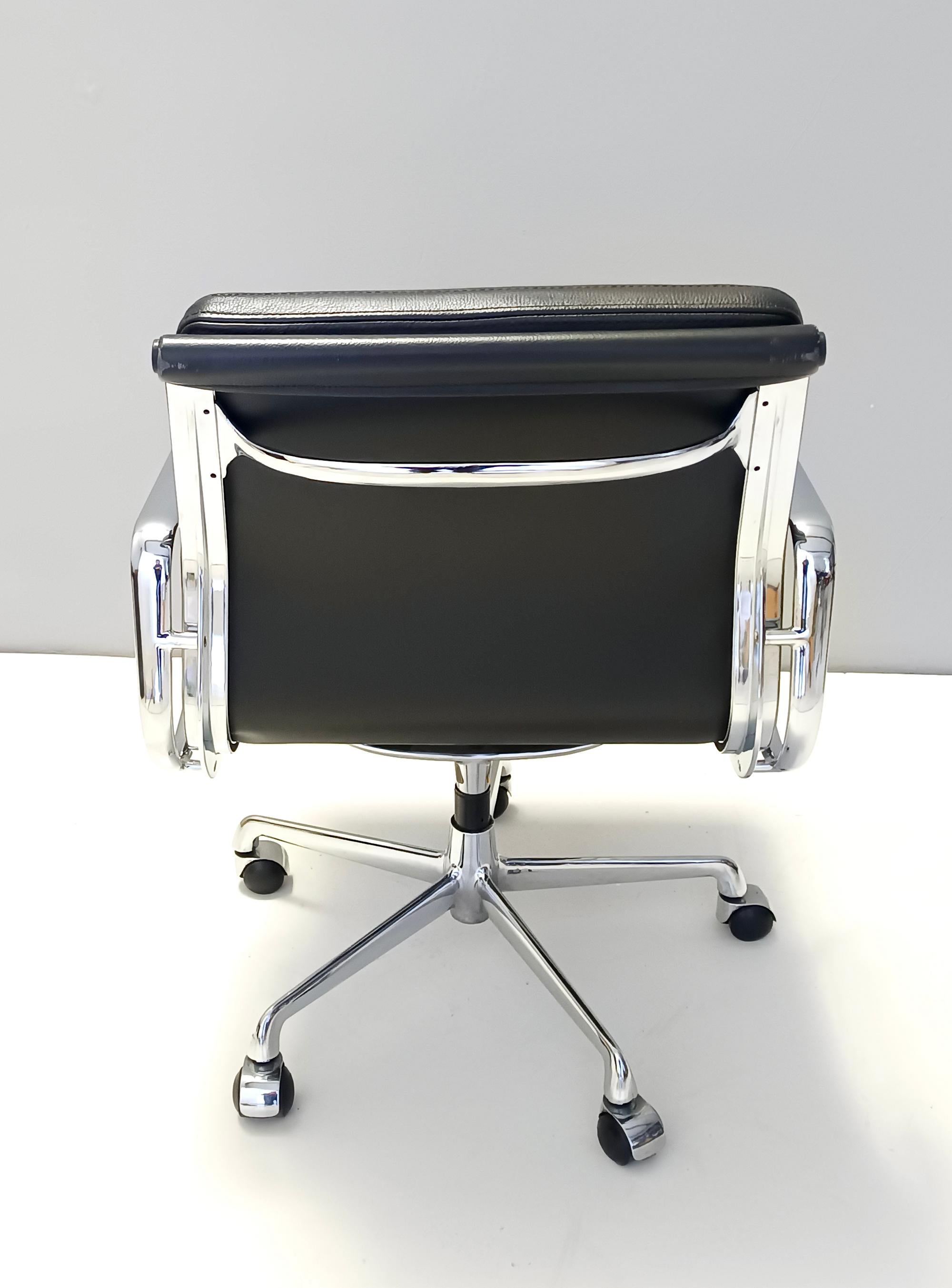 Sedia postmoderna in pelle nera con pad morbido Charles and Ray Eames per ICF In condizioni ottime in vendita a Bresso, Lombardy