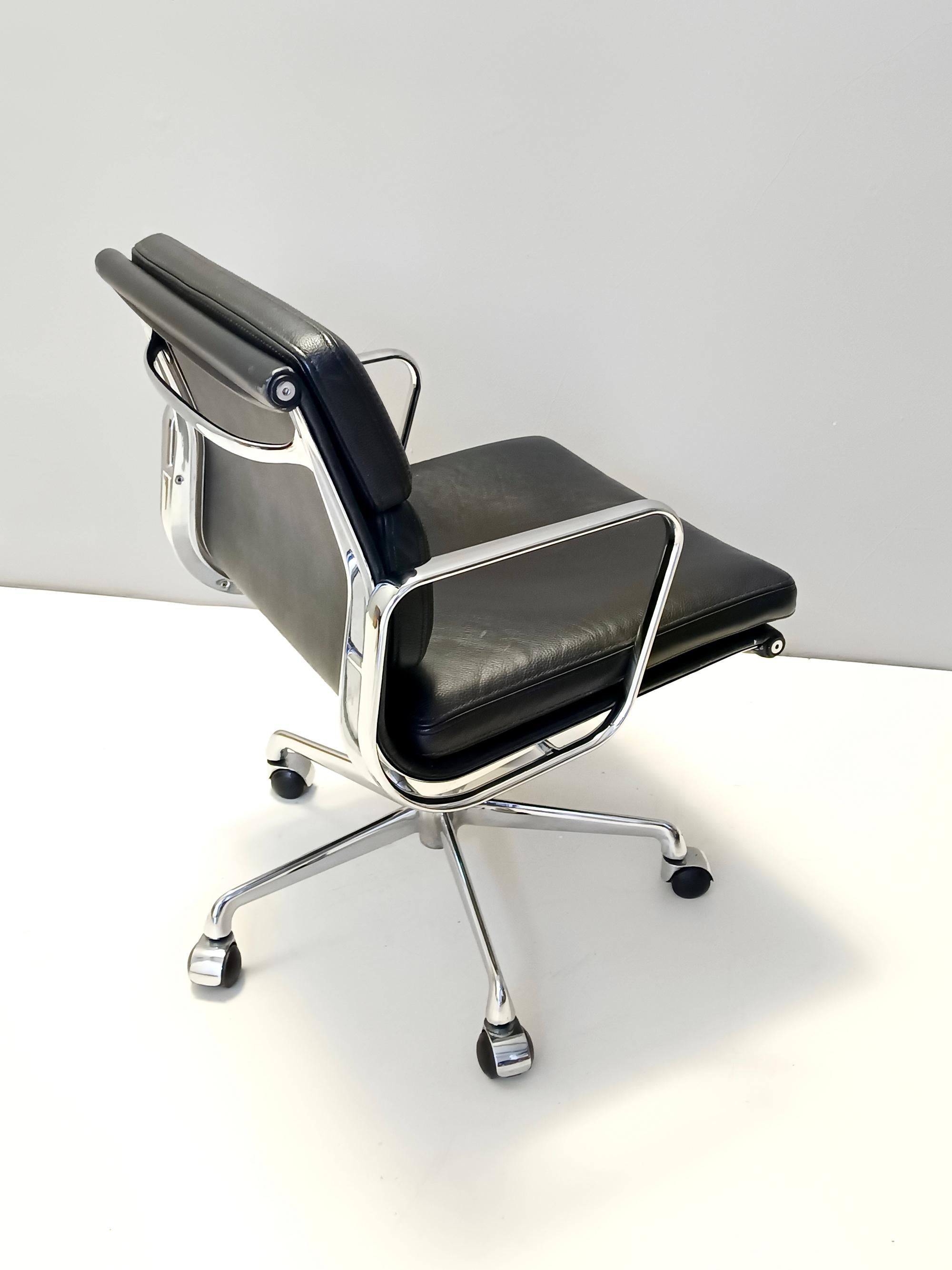 Fine XX secolo Sedia postmoderna in pelle nera con pad morbido Charles and Ray Eames per ICF in vendita