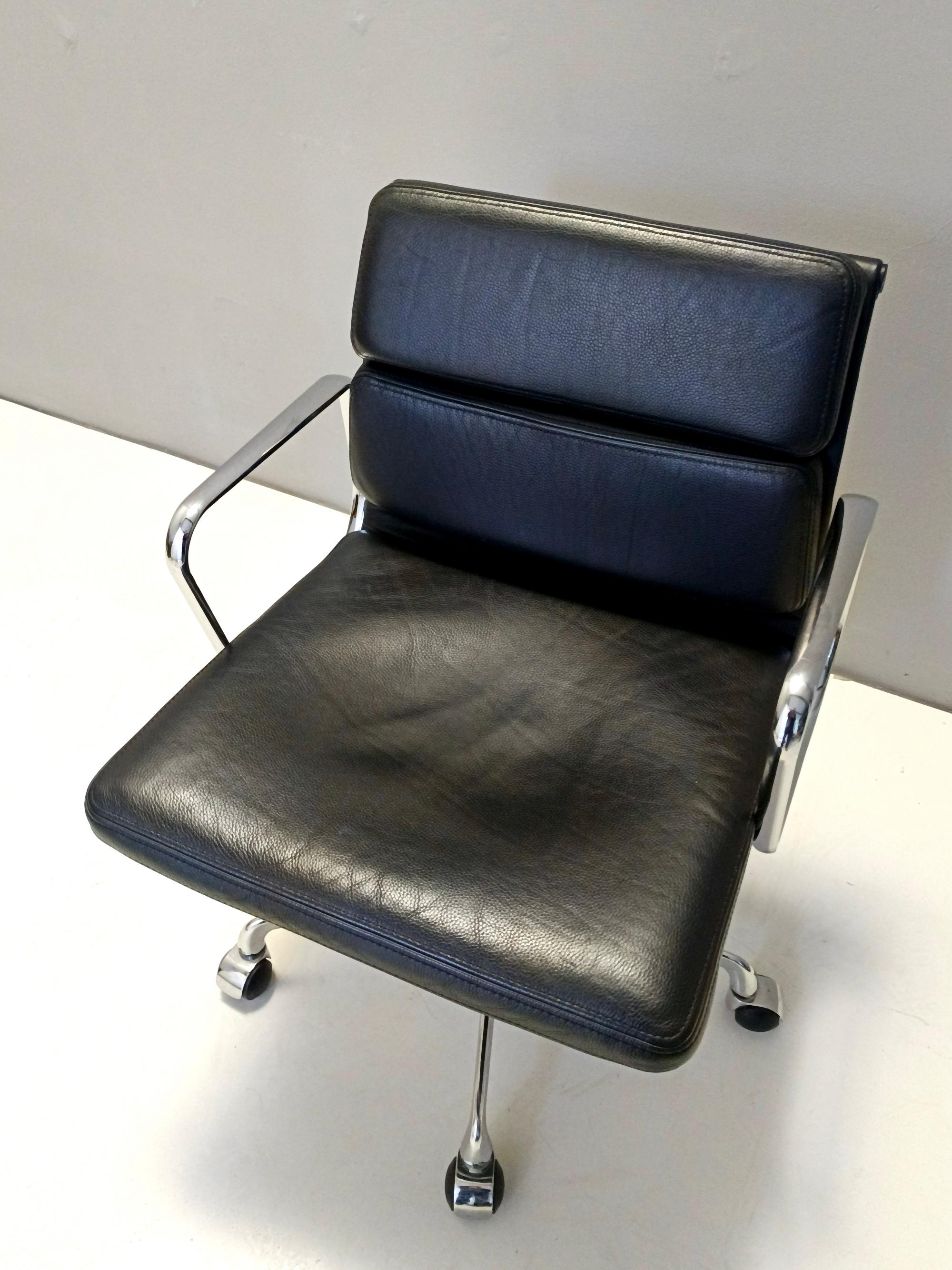 Metallo Sedia postmoderna in pelle nera con pad morbido Charles and Ray Eames per ICF in vendita