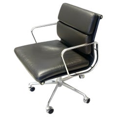 Silla posmoderna de cuero negro con cojín blando Charles and Ray Eames para ICF