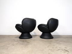 Chaises longues pivotantes postmodernes en cuir noir par Jaymar, 2005