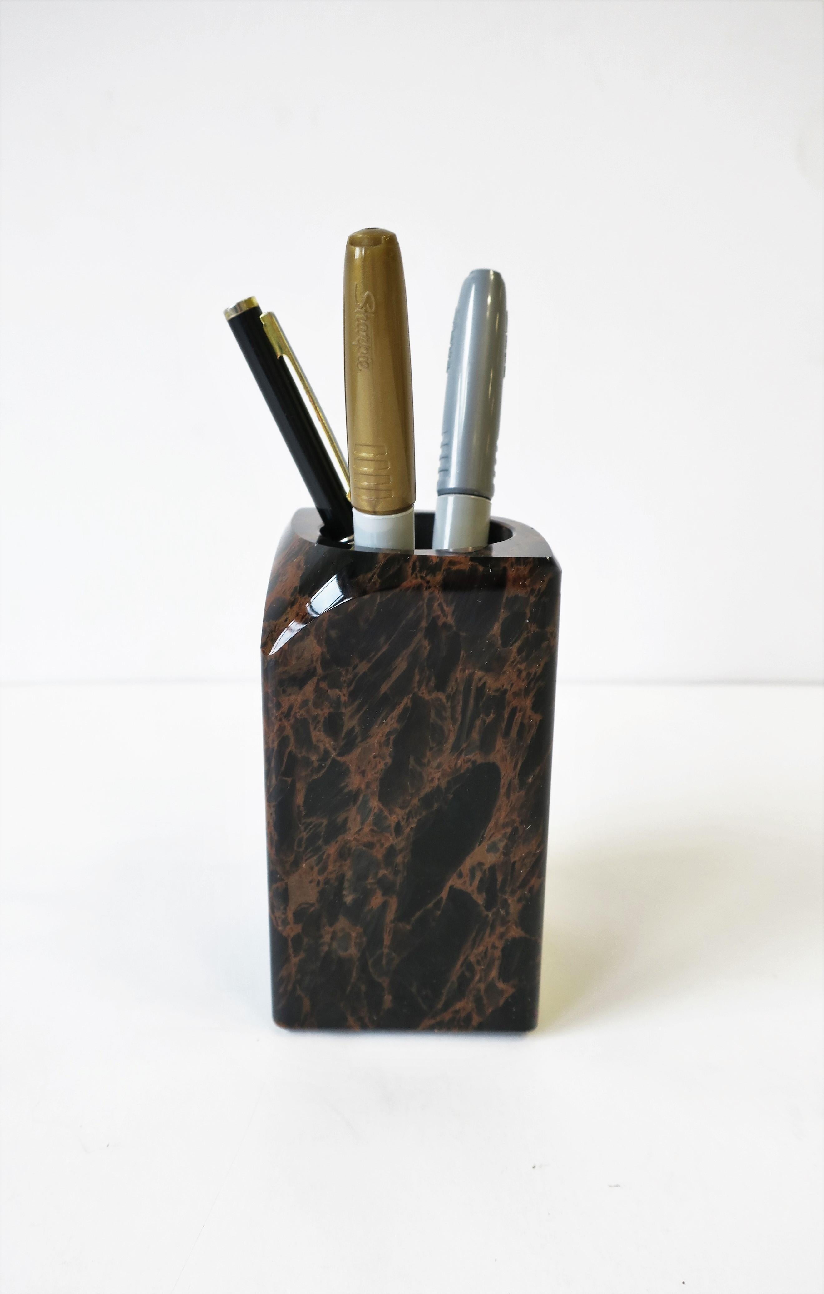 A '90s Postmodern black and brown polished marble stone desk pen pencil holder, circa 1990s. 

Dimensions: 2.5