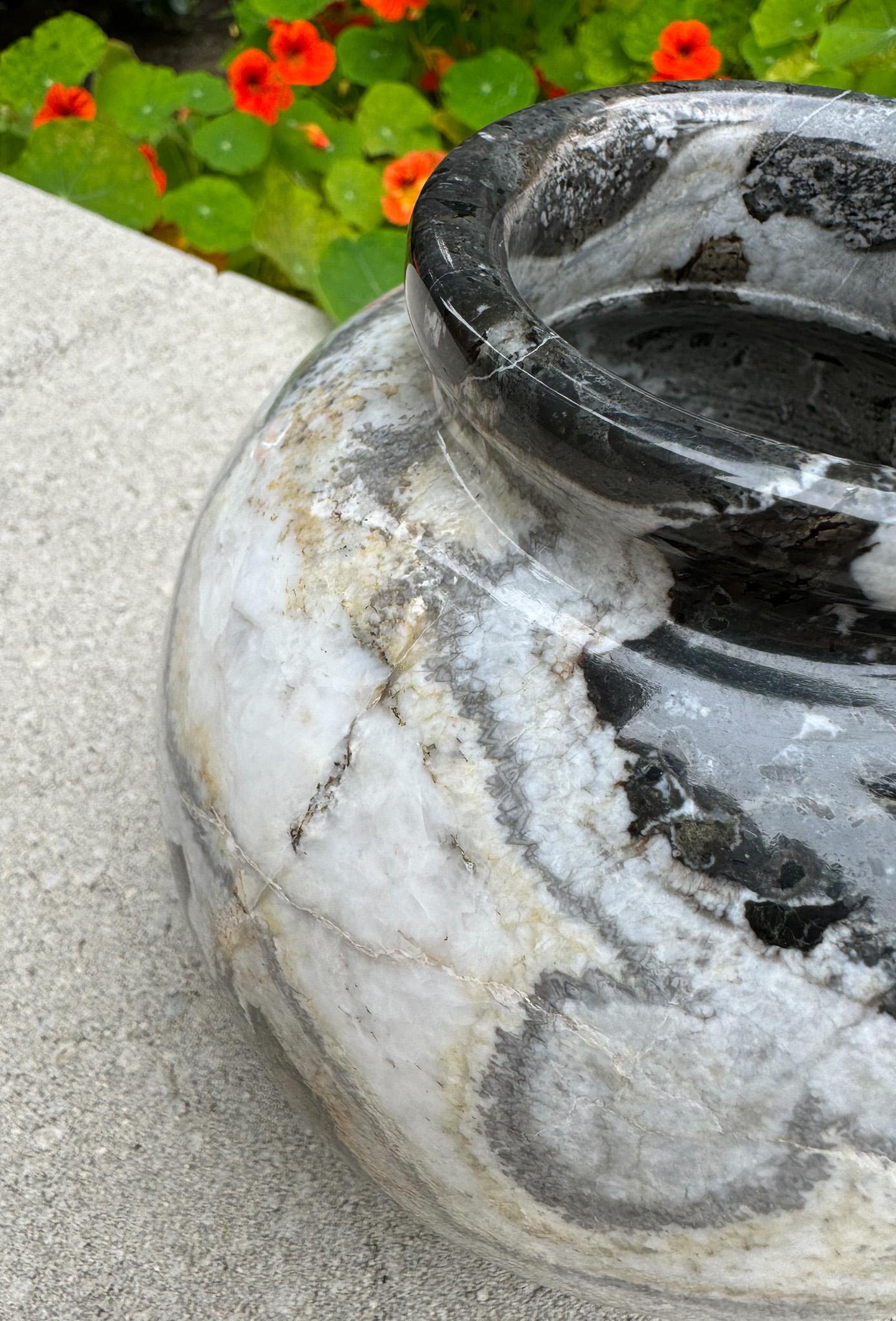 Vaso postmoderno in marmo nero. in vendita 4