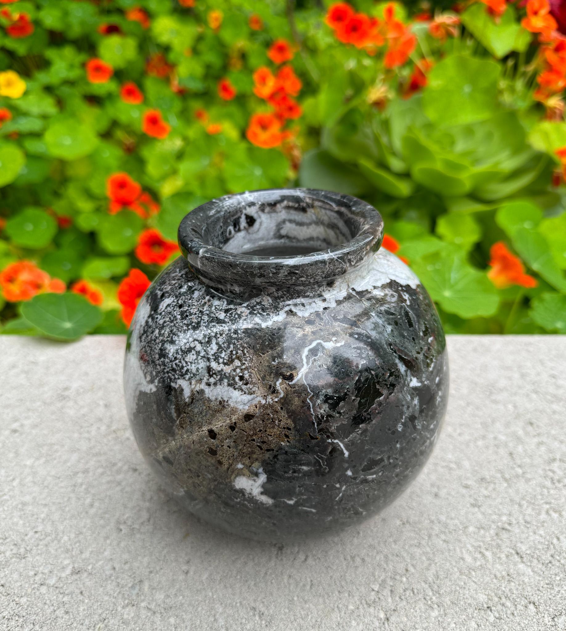 Vaso postmoderno in marmo nero. in vendita 6