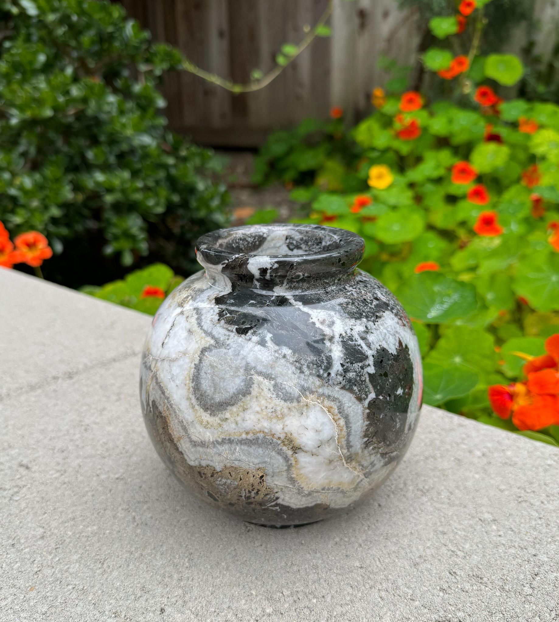 Vaso postmoderno in marmo nero. 