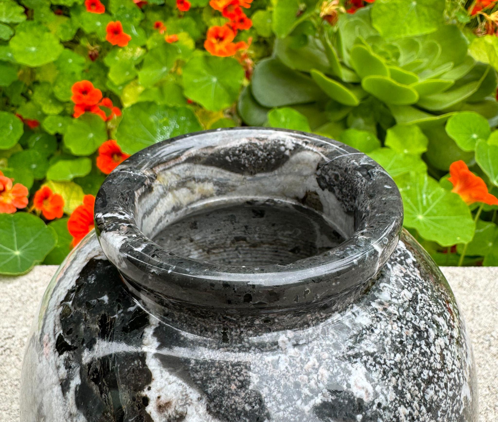 Sconosciuto Vaso postmoderno in marmo nero. in vendita